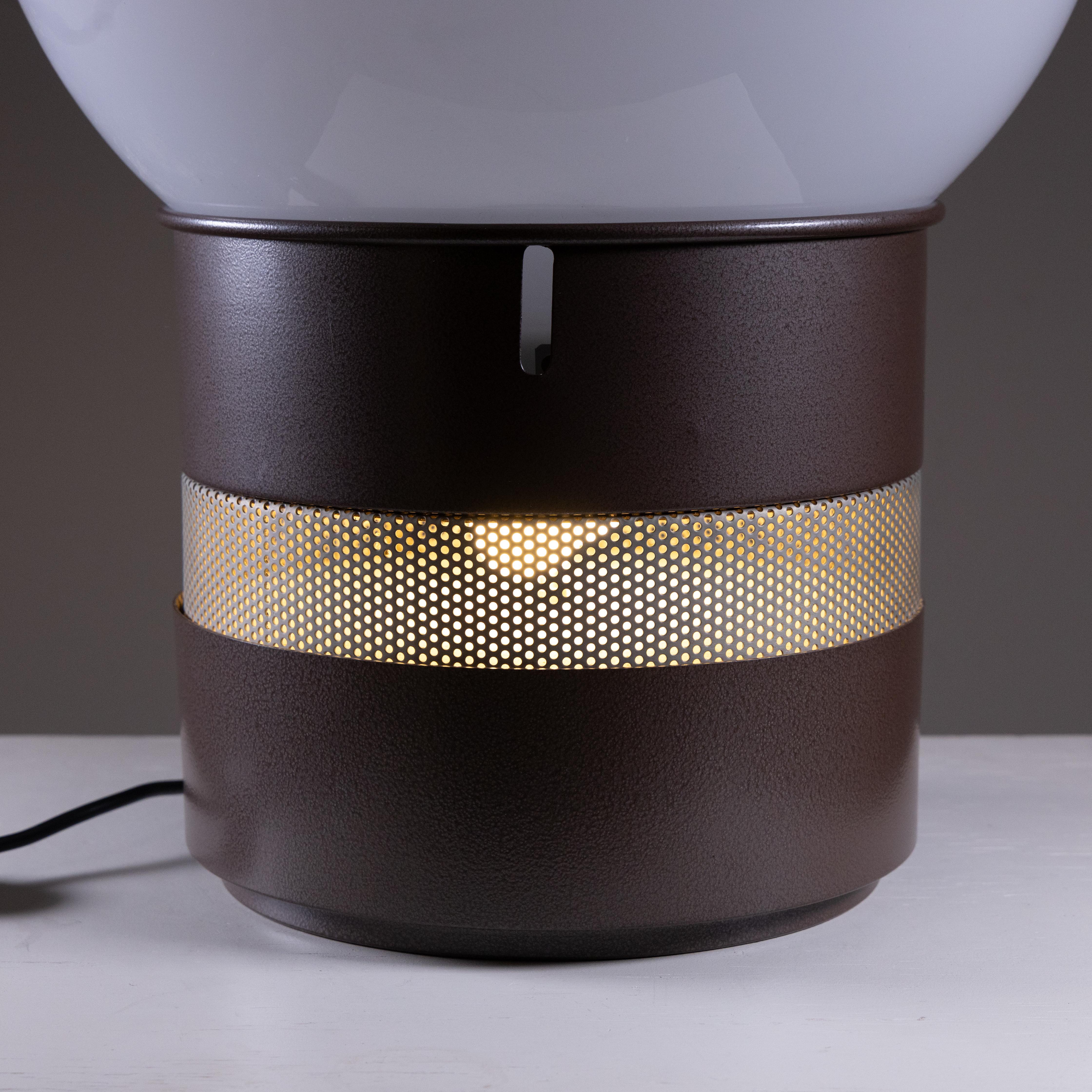 Lámpara de mesa Mezzo Oracolo, pieza única, Gae Aulenti, Artemide, Italia, 1960, cristal opalino, metal esmaltado, objeto icónico del diseño italiano de los años 60, desgaste compatible con la edad y el uso, procedencia: domicilio particular.