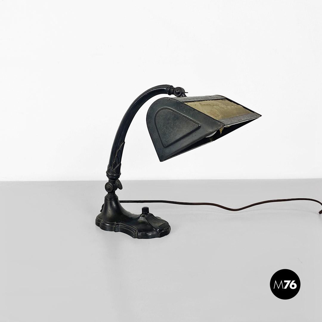 Black metal and fabric ministerial table lamp, antique, 1900s
Ministerial table lamp, black metal and fabric shade, with original Bakelite switch.
Risalente ai primi del '900.
Good condition, in patina and with verified and working