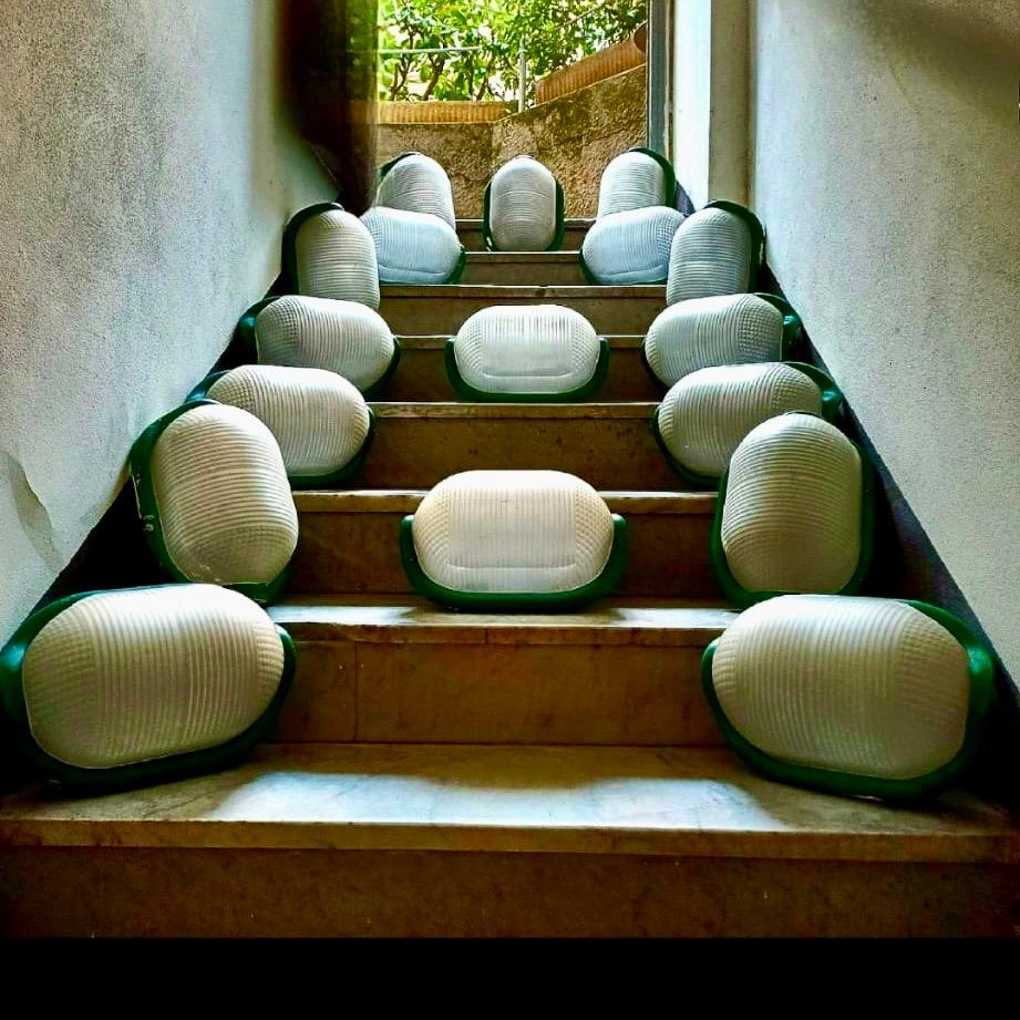 Descubra la elegancia atemporal de la lámpara 'Noce', una obra maestra del diseño italiano diseñada por Achille Castiglioni para Flos. Esta extraordinaria lámpara, disponible en un número limitado de 18 piezas vendidas individualmente, representa