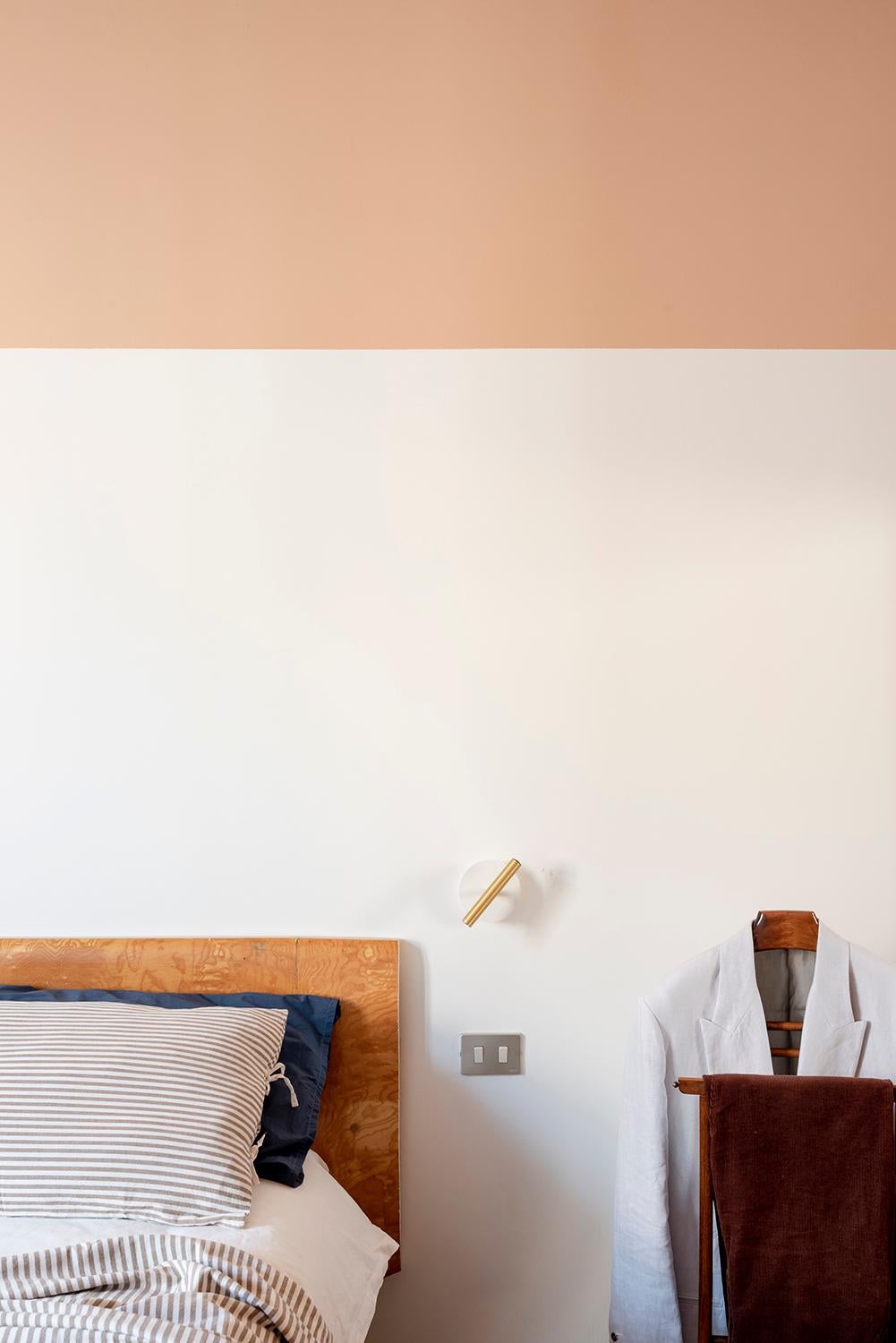 D.01 Wall è una lampada da parete LED dal design essenziale e sofisticato, ideale per la zona notte e spazi moderni. Perfetta come luce da lettura o lampada da comodino, unisce funzionalità e stile in un unico oggetto d’arredo.
La sua forma