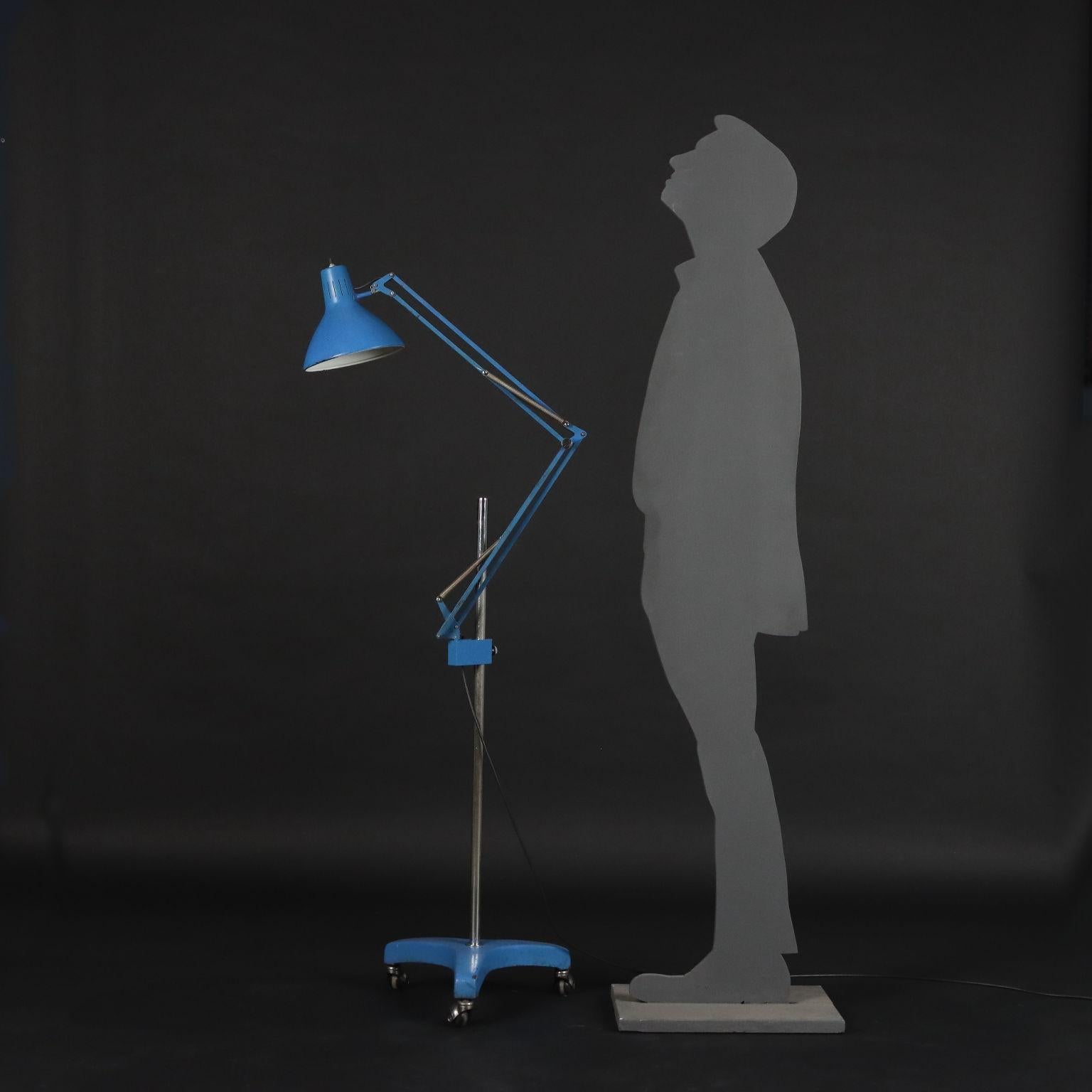 Height-adjustable and swiveling floor lamp made of enameled metal and aluminum.