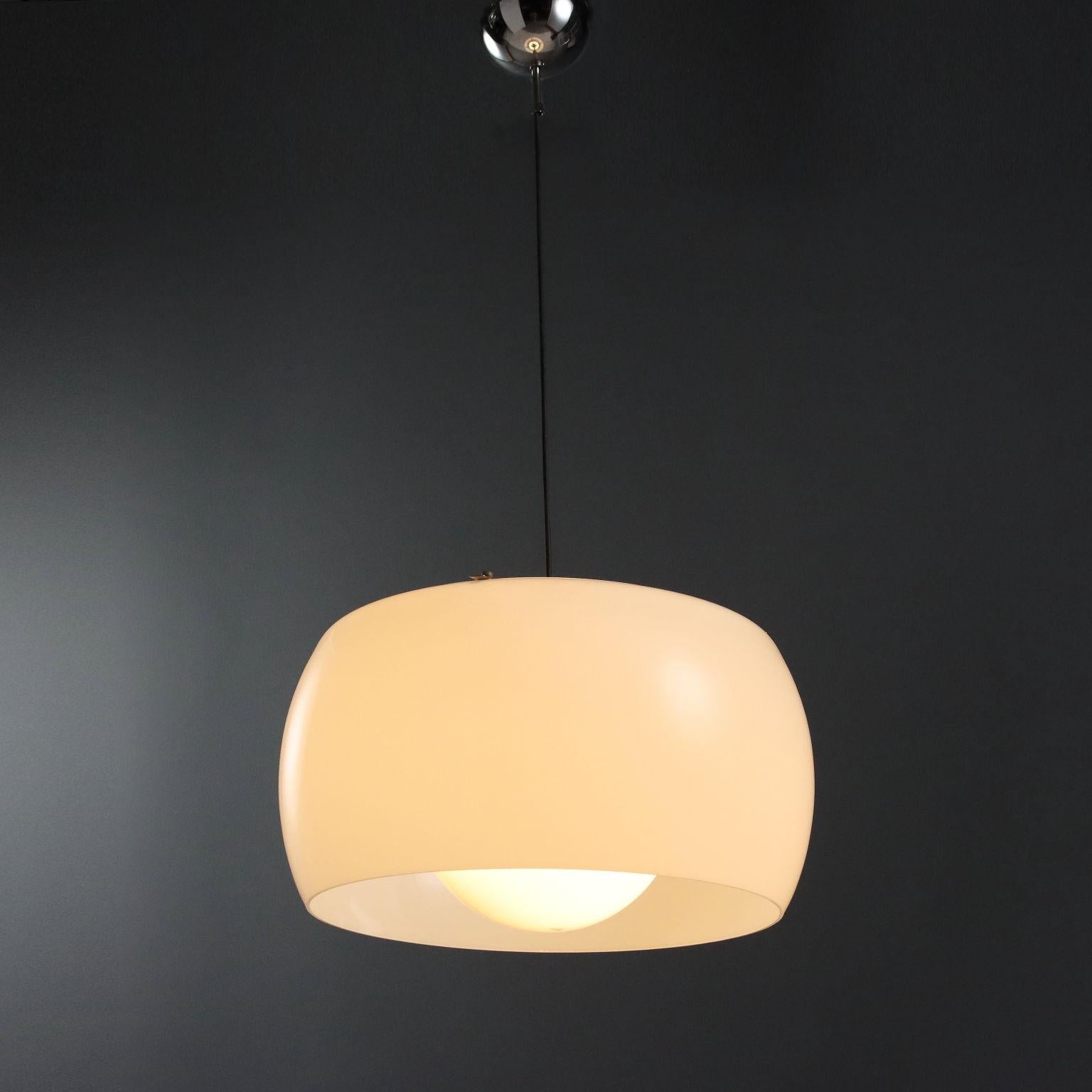 Lampada a sospensione vintage realizzata in metallo cromato con diffusore e boccia centrale in vetro bianco. Attacco E27. Peso 4,5 kg