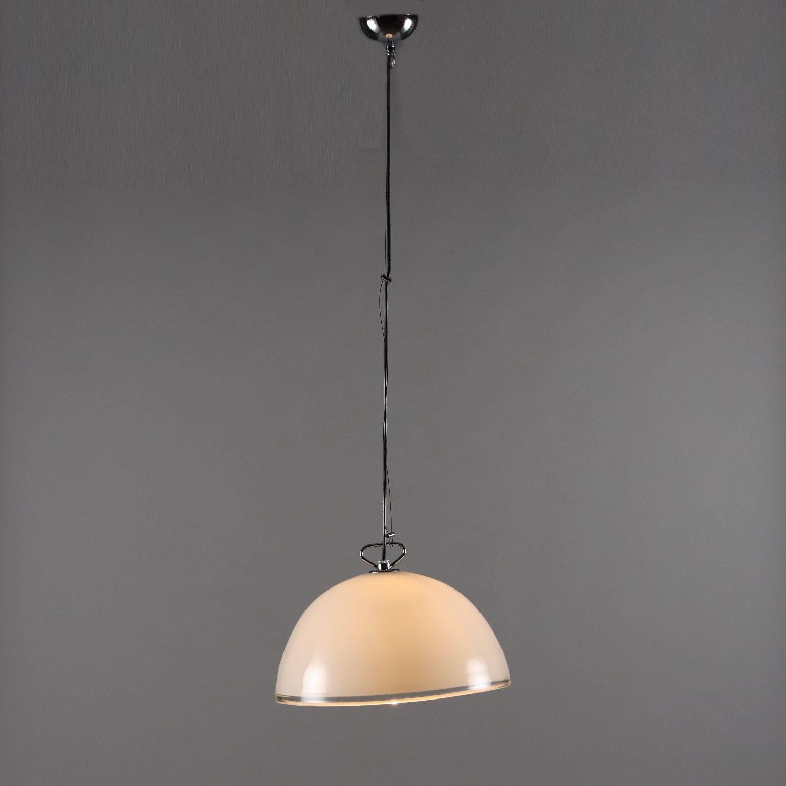 Lampada a soffitto con diffusore in vetro bianco. 