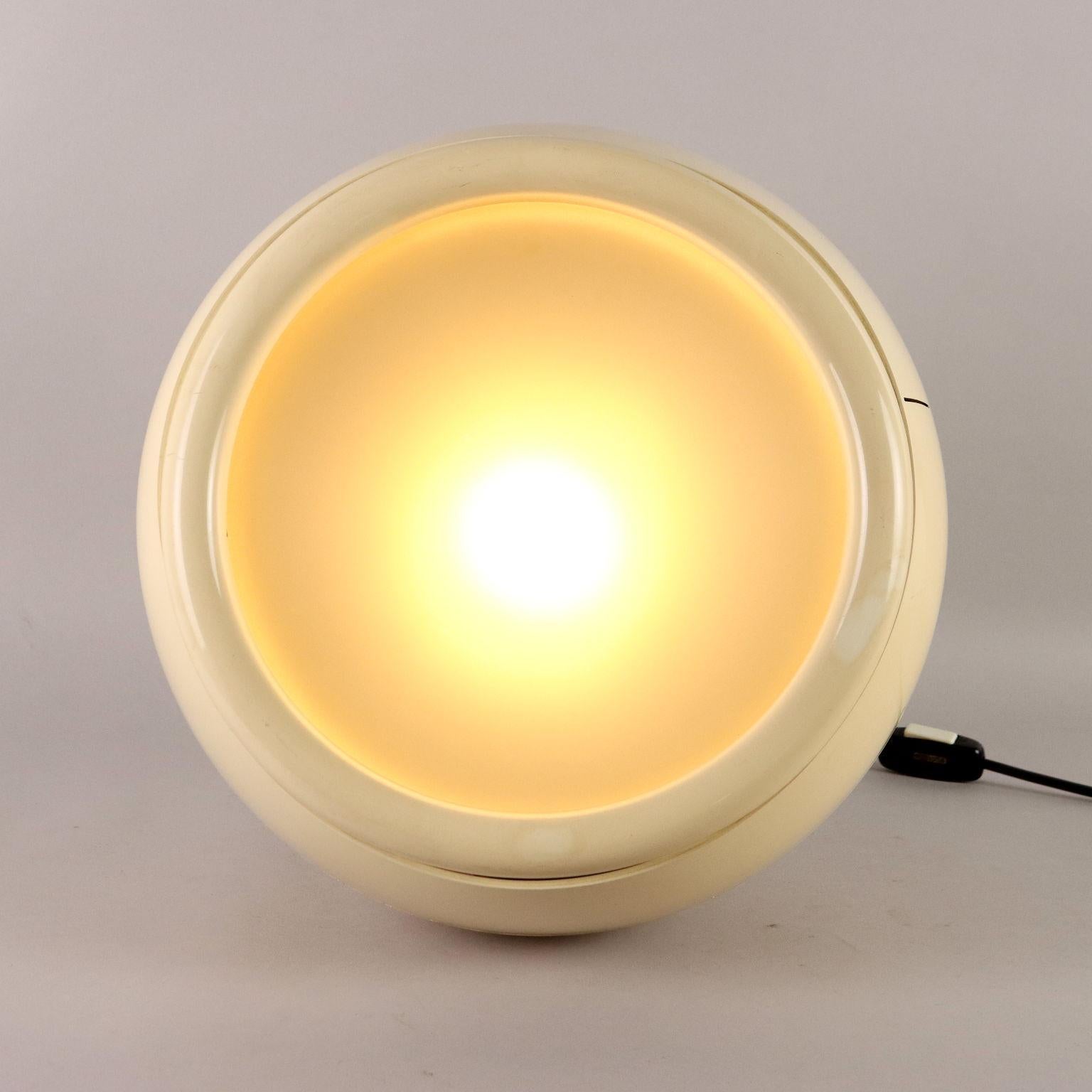Lampada da terra/tavolo, materiale plastico ABS e vetro. 