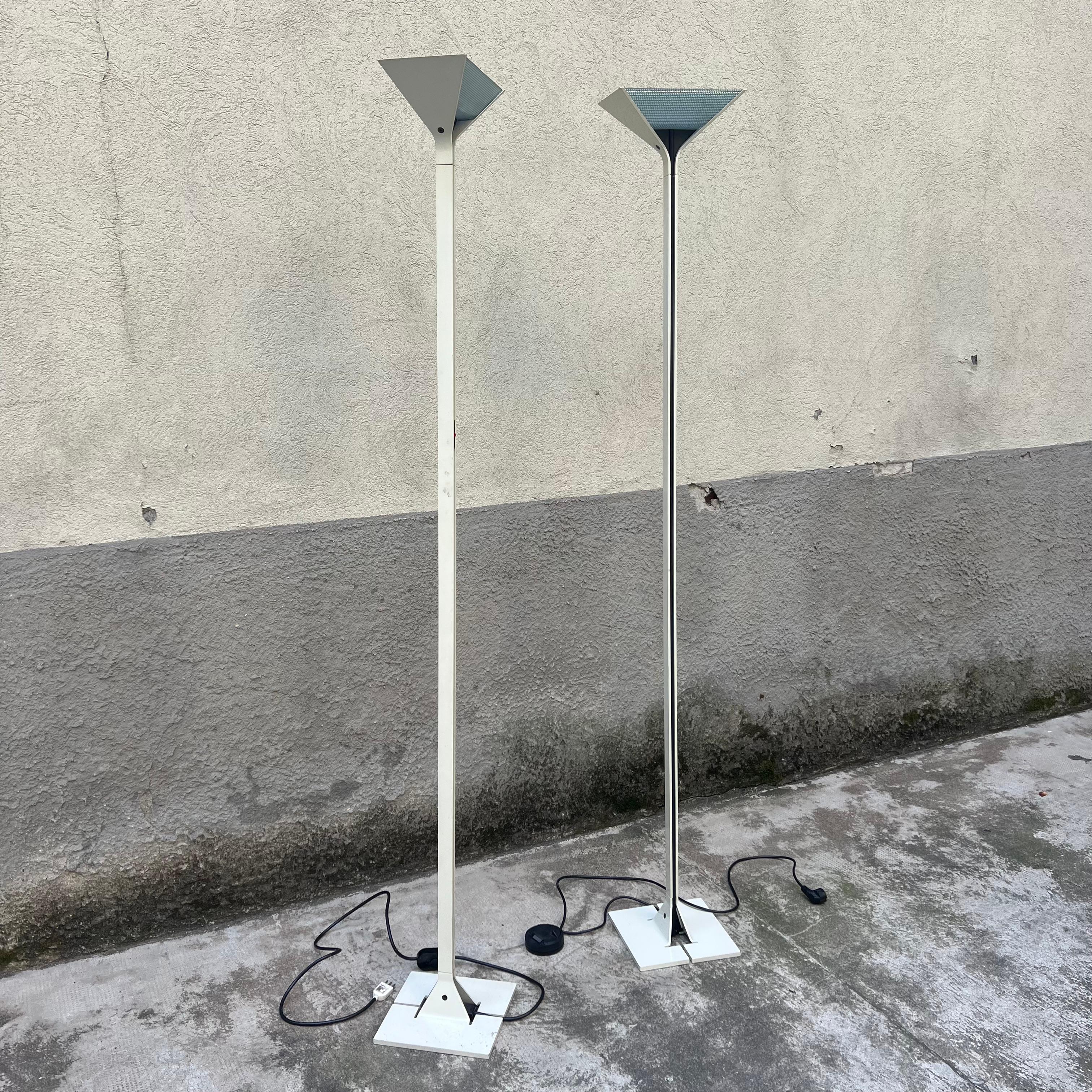 Le Papillona, produit par Flos, est un lampadaire emblématique conçu en 1975 par Tobia Scarpa. 
Son style essentiel et élégant incarne parfaitement le goût minimaliste et innovant qui a caractérisé le design italien dans les années 1970. 
La lampe