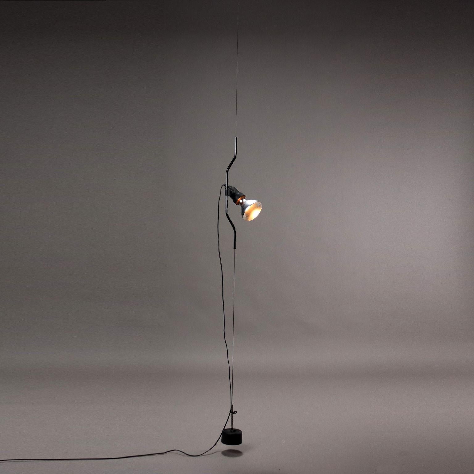 Iconic floor-ceiling lamp model 'Parentesi' designed by Achille Castiglioni and Pio Manzù, produced by Flos. Point of light with adjustable intensity and position adjustable in height and direction by sliding a shaped steel tube over a steel cable