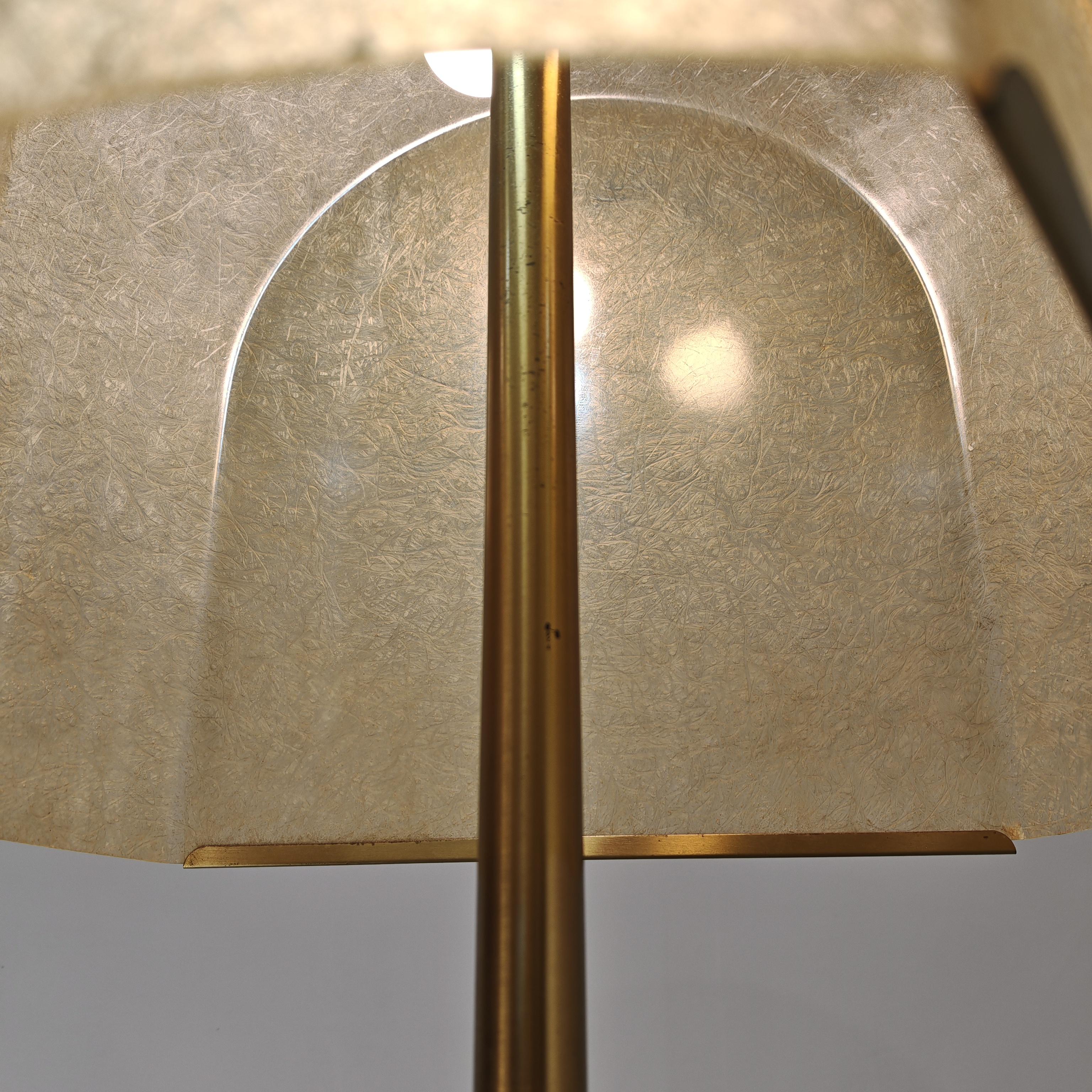 Lampadaire laiton et résine  S Gregorietti Lamperti Italie 1970 en vente 5