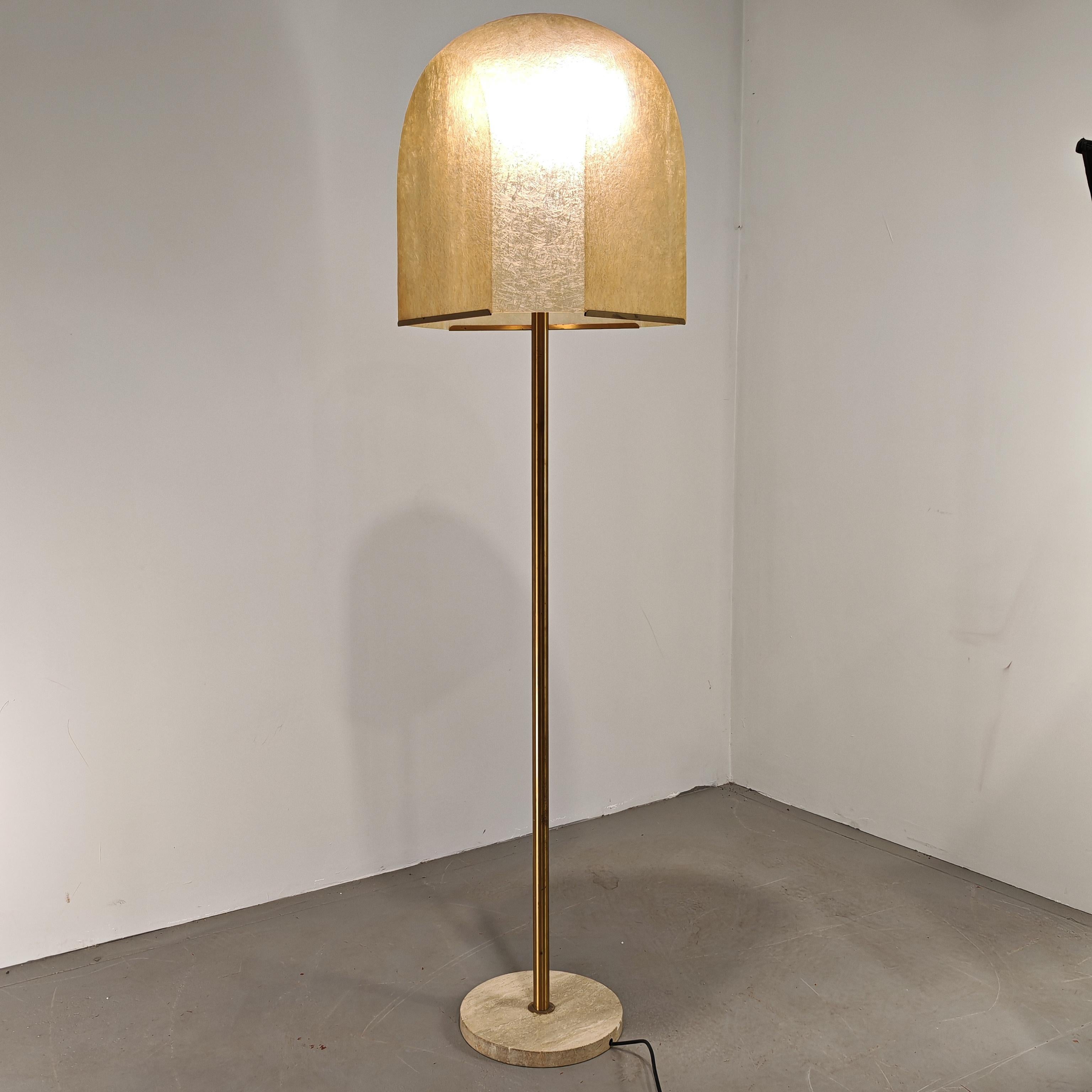 Lampadaire conçu entre les années 1960 et 1970  par Salvatore Gregoretti pour Lamperti. Base en travertin, cadre en laiton et abat-jour en fibre de verre moulé. 
