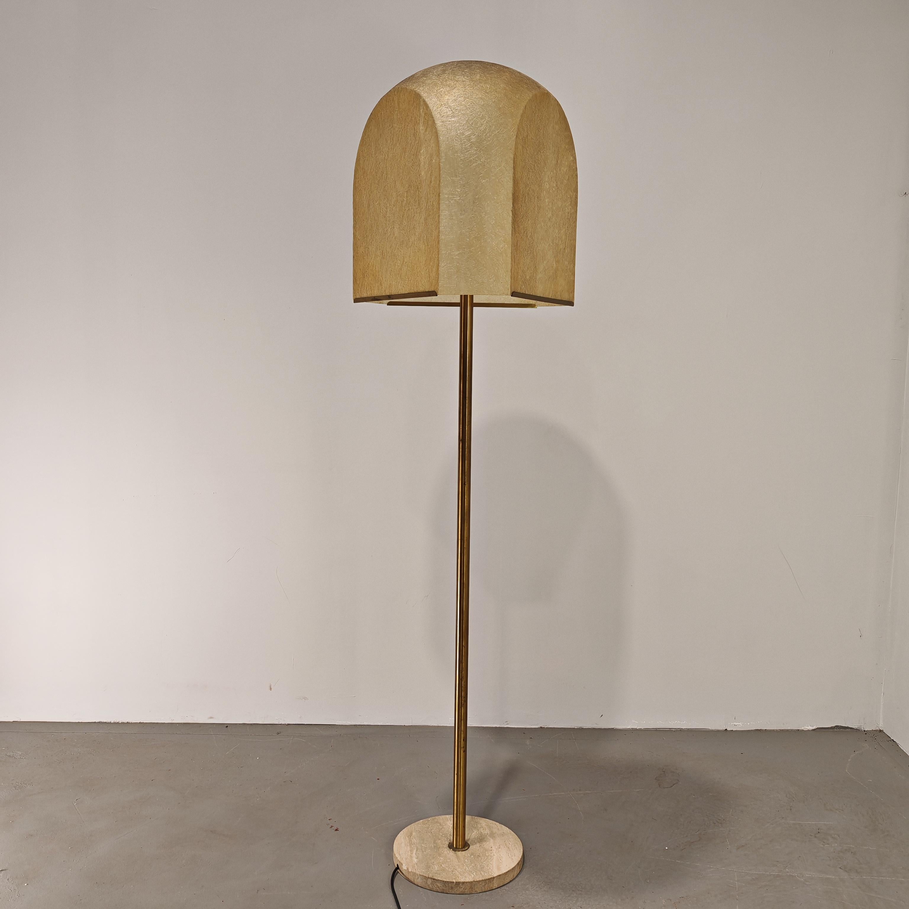 Laiton Lampadaire laiton et résine  S Gregorietti Lamperti Italie 1970 en vente