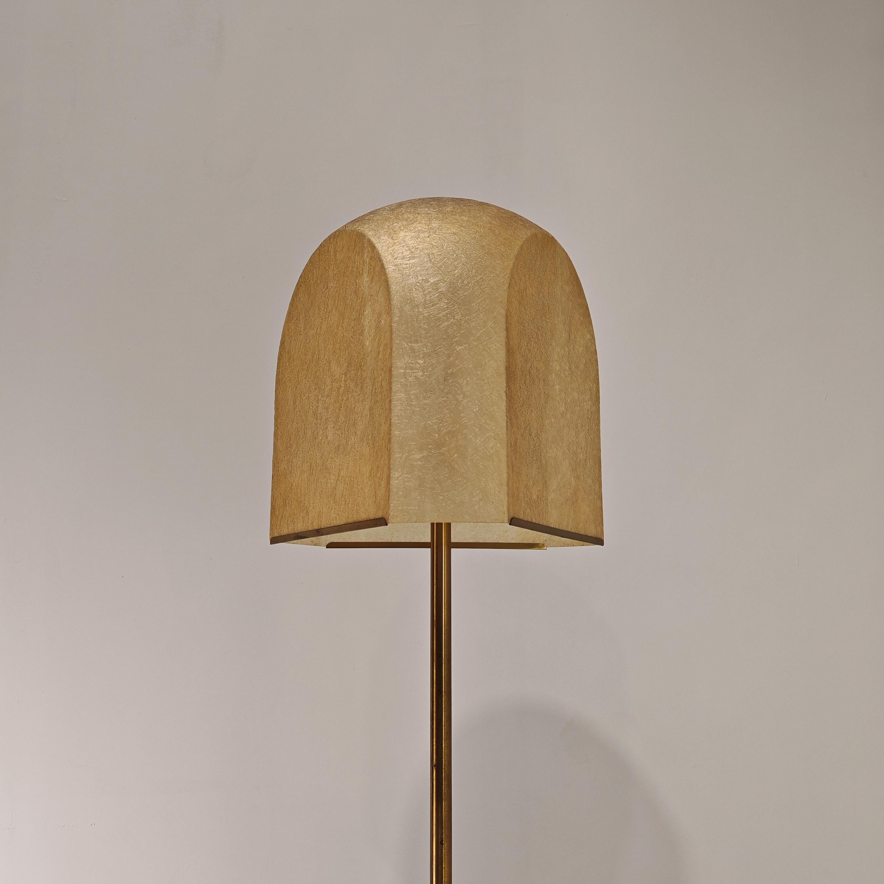 Lampadaire laiton et résine  S Gregorietti Lamperti Italie 1970 en vente 1