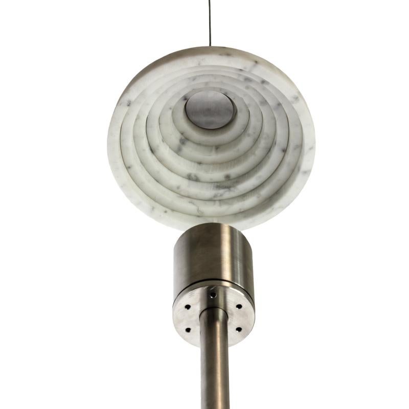 Lampada piantana in marmo bianco Carrara e acciaio

Ergonomia e stile, si amalgamano in questa lampada. La lampada piantana è realizzata in marmo bianco di Carrara come anche la base cilindrica da terra. Le venature naturali sono illuminate da una