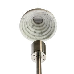 Lampadaire en marbre de Carrare blanc et acier