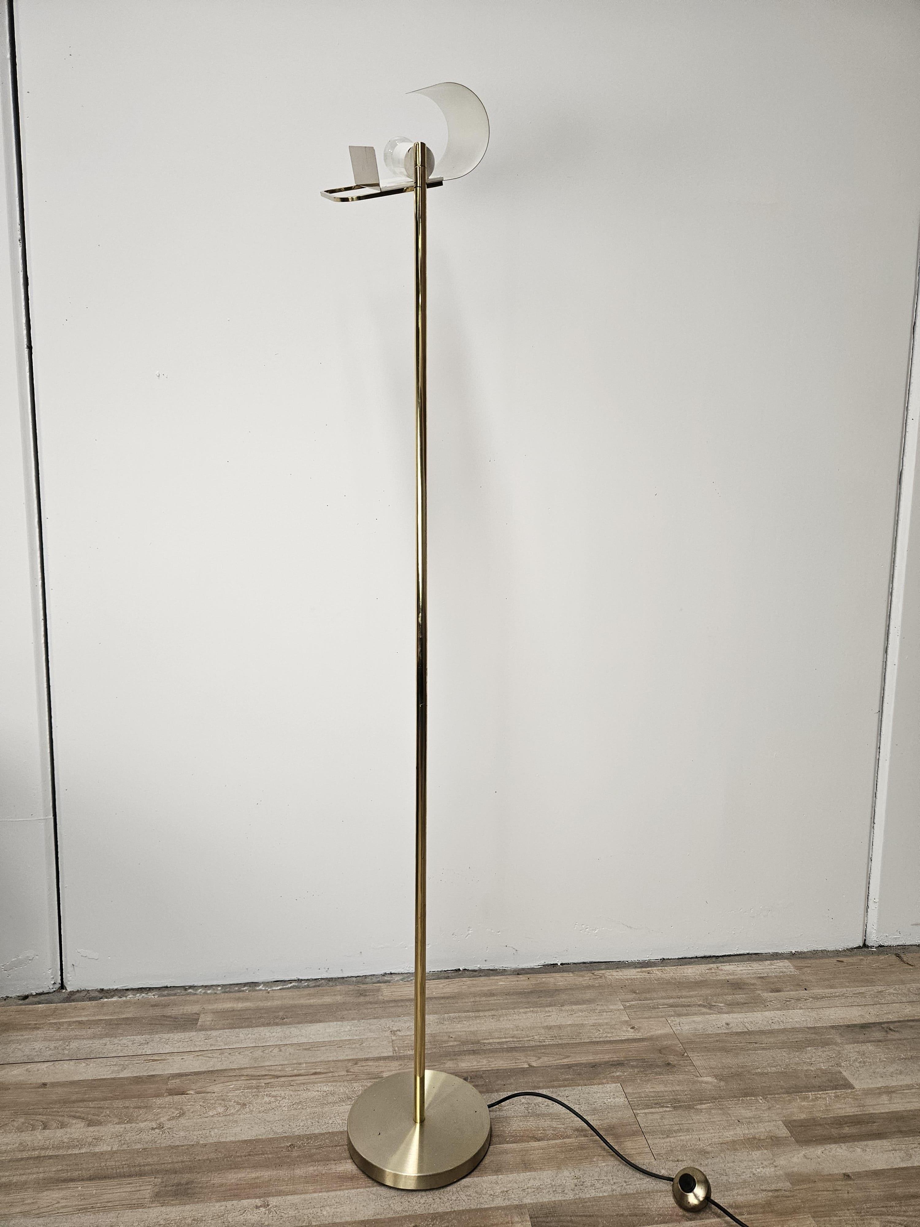 Stehleuchte ganz aus Messing mit schwenkbarem Deckenlicht und Netzkabel mit Druckknopfschalter.

Designer-Stehleuchte, ein Möbelstück aus den italienischen 1970er Jahren, hergestellt von Lumi und entworfen von Pia Guidetti Crippa, wie auf dem
