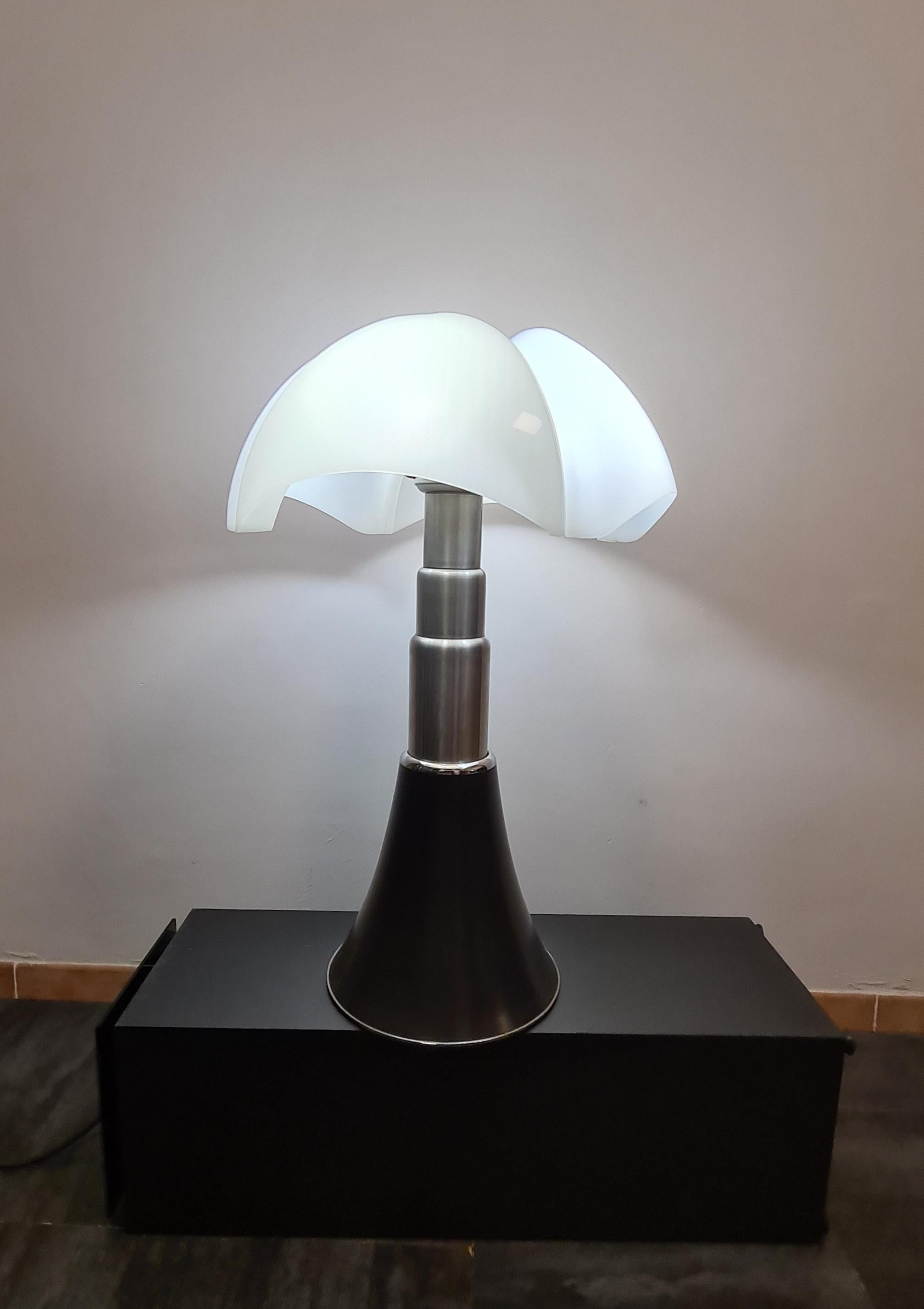 Lampada Pipistrello di Gae Aulenti per Martinelli Luce.

Iconica lampada da tavolo Pipistrello progettata nel 1965 per gli showroom Olivetti di Parigi e Buenos Aires.

Disegnata dalla grande Architetta e Designer Gae Aulenti ispirandosi all'Art