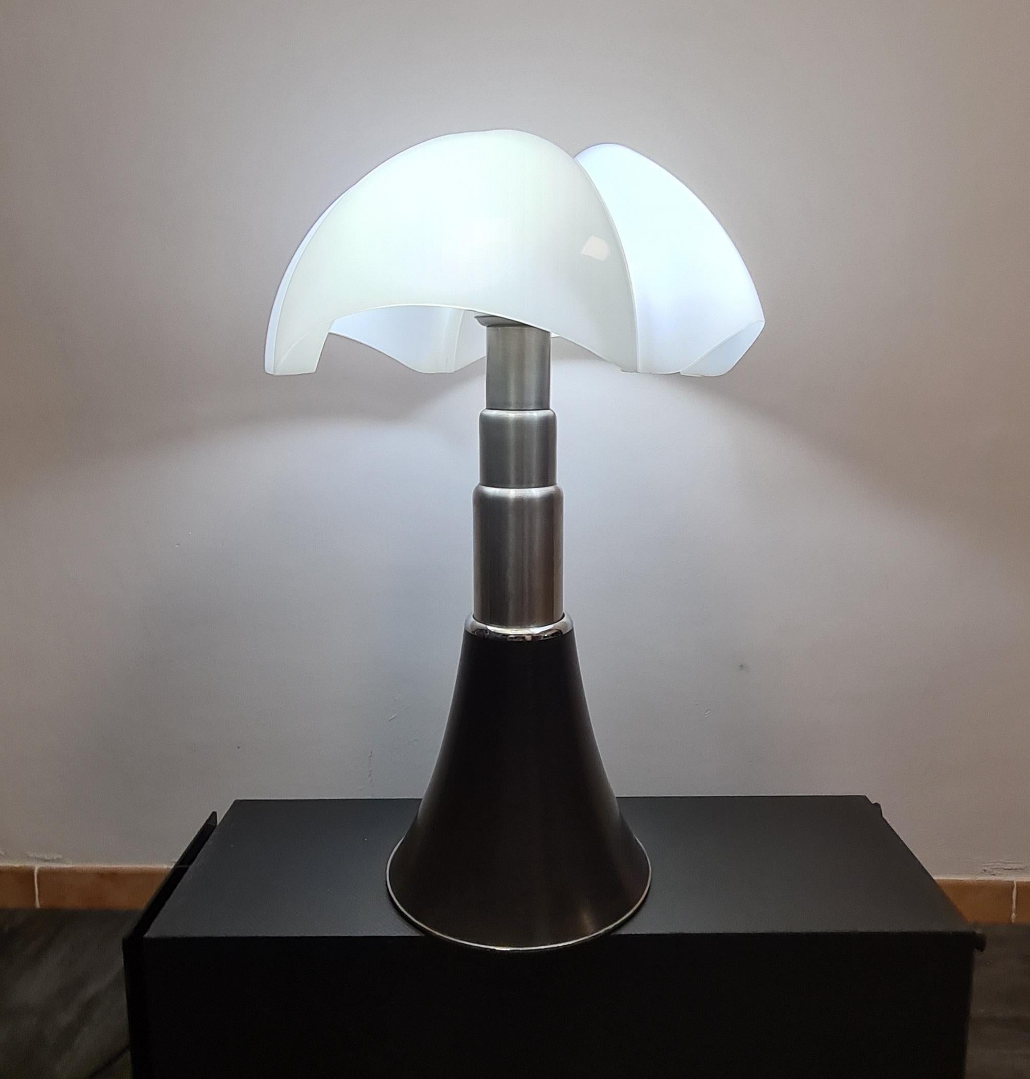 lampada pipistrello gae aulenti