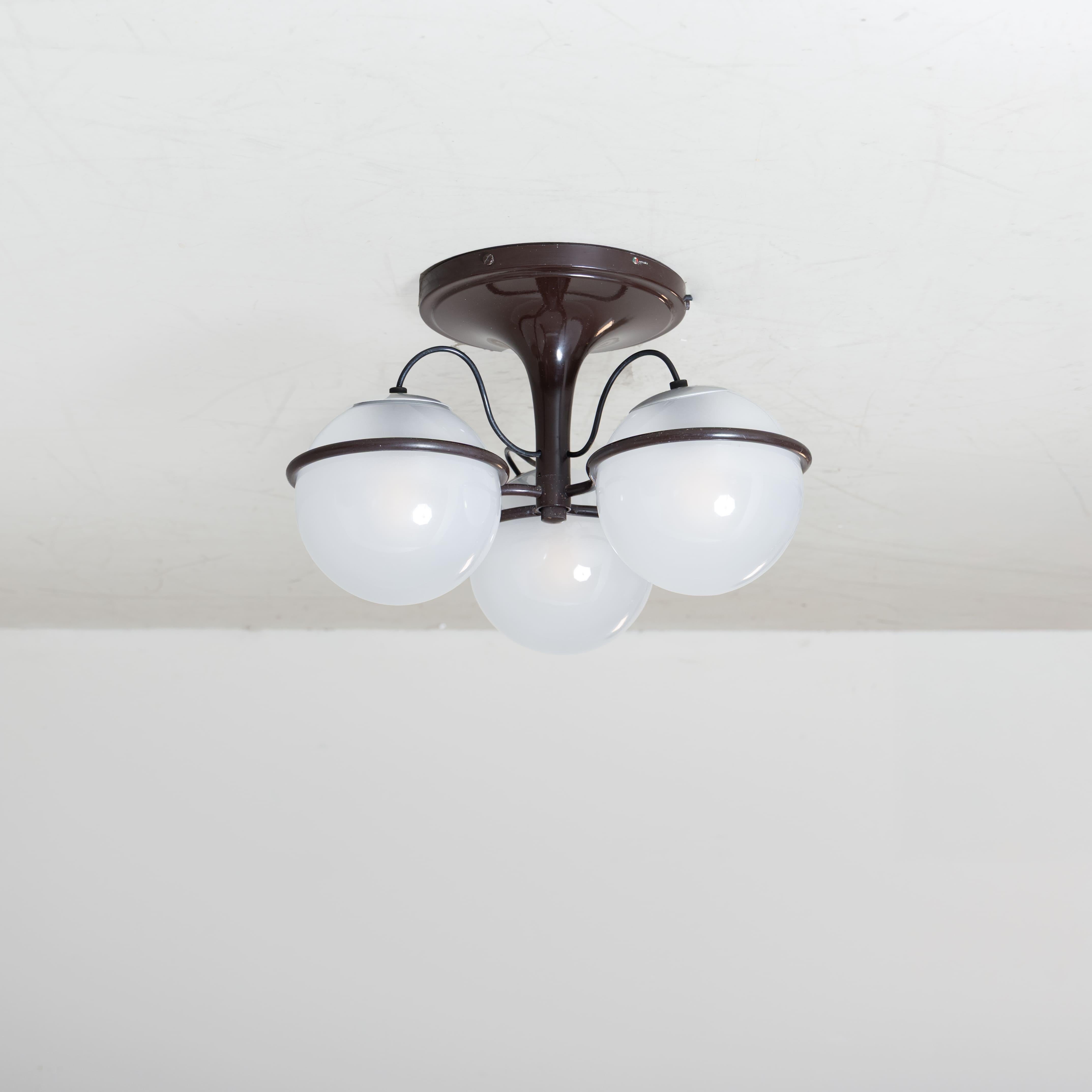 La lampada da soffitto 2042/3, disegnata da Gino Sarfatti for Arteluce nel 1960, è un pezzo iconico del design italiano del XX secolo. Caratterizzata da un'estetica minimalista e da una struttura raffinata, questa lampada è realizzata con un corpo