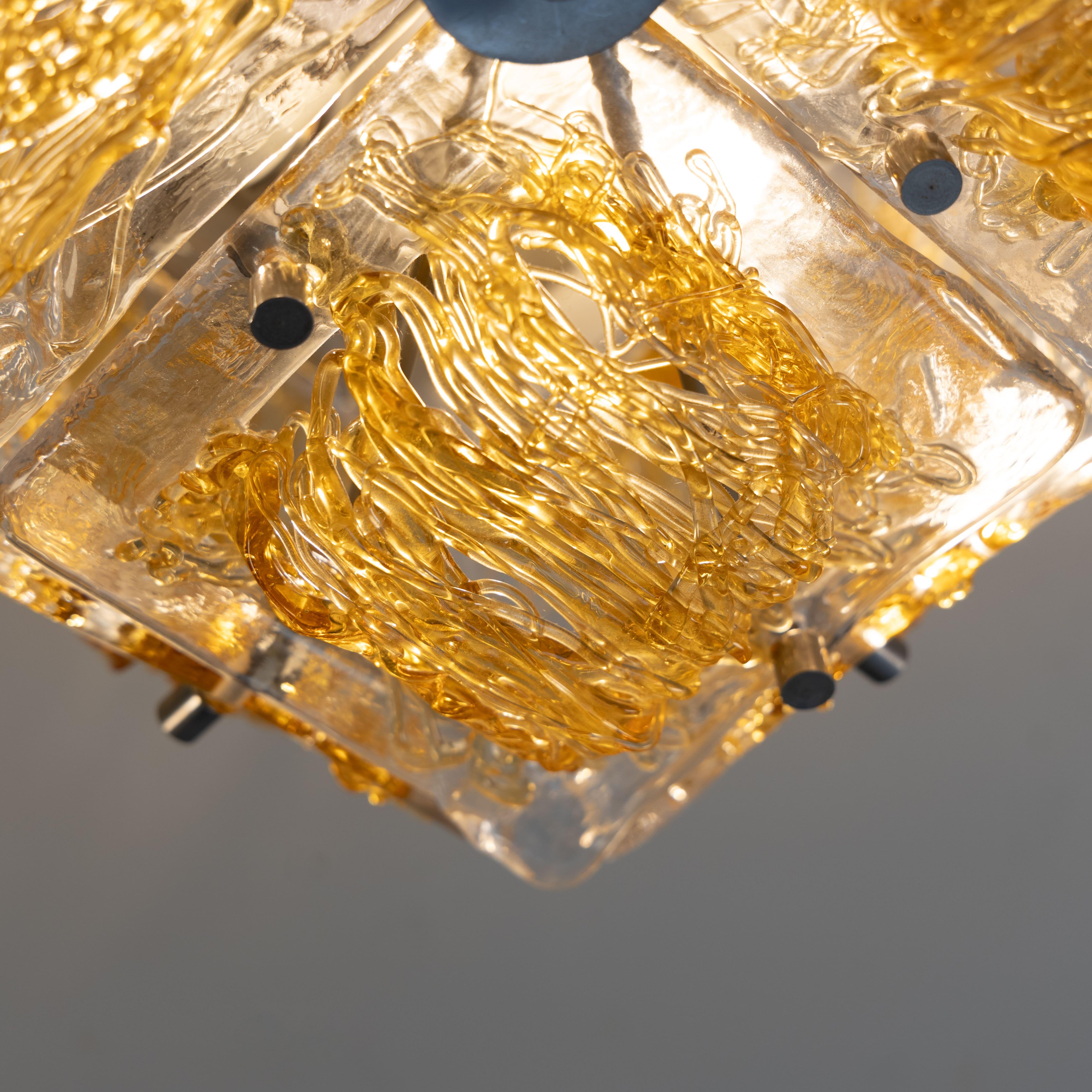 Deckenleuchte aus Murano-Kunstglas, Toni Zuccheri. Das Design und die Verwendung handwerklicher Techniken machen dieses Stück zu einem Unikat und zu einem hervorragenden Beispiel für die Kunst der Glasherstellung, das vollständig von Hand gefertigt