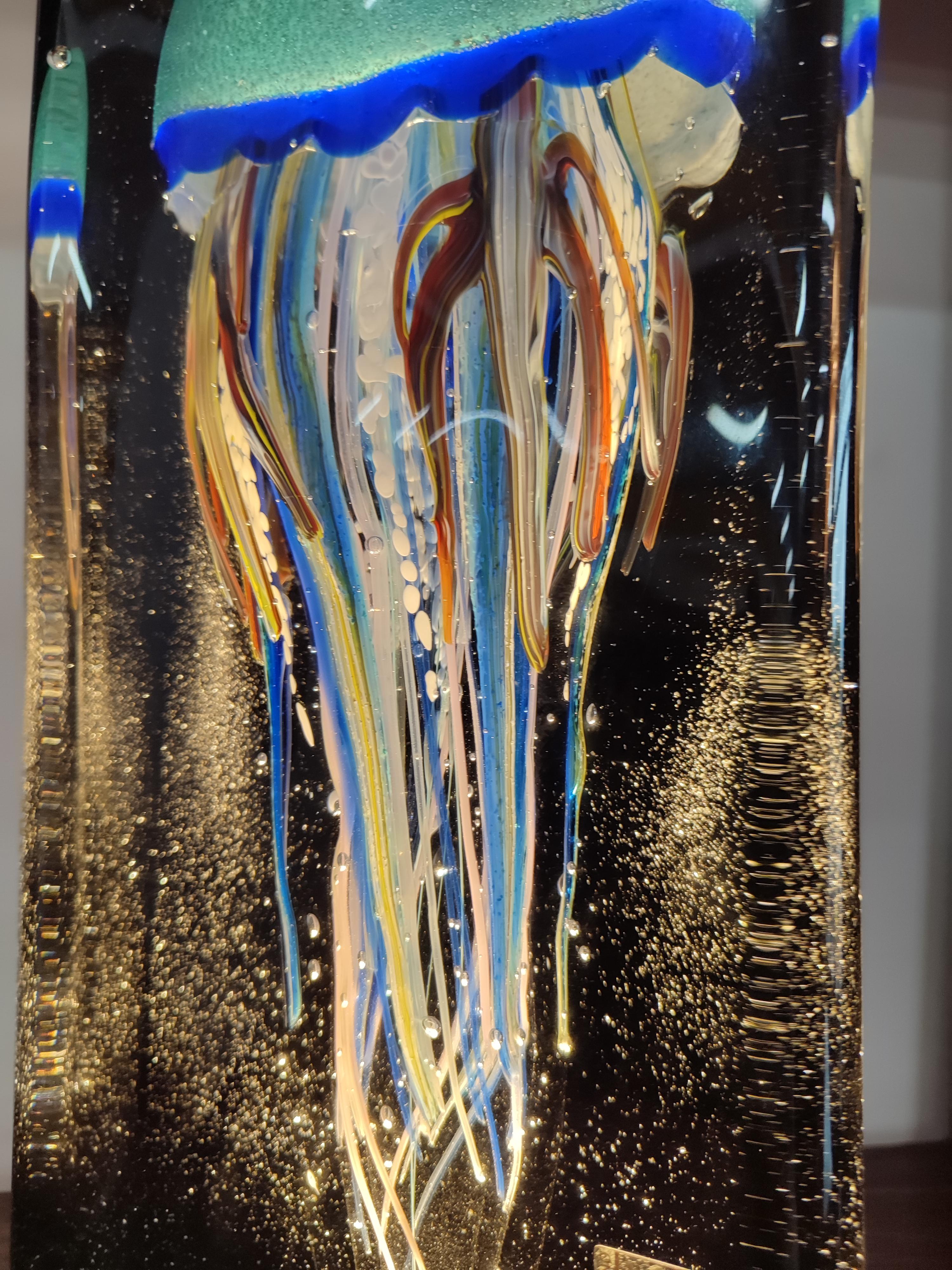 Aquarienlampe mit Quallendarstellung aus mundgeblasenem Muranoglas, beleuchtet durch LED-Sockel