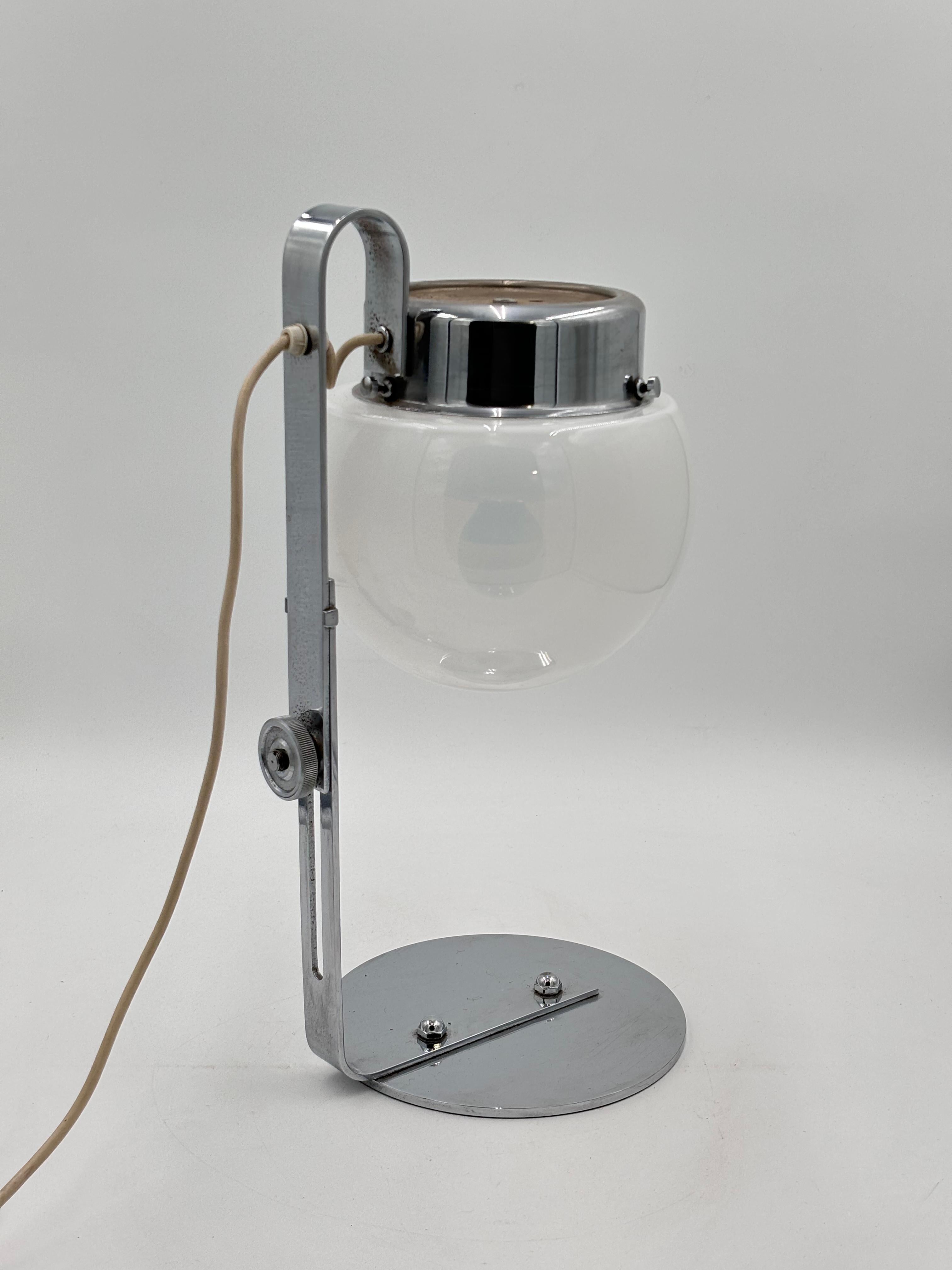 Height Adjustable Lamp Space Age Steel Chrome 1970's Design.


Chrome-plated steel frame and glass diffuser,

The item is in good conservative condition, there are no major cosmetic or structural defects to report, only slight and obvious signs of