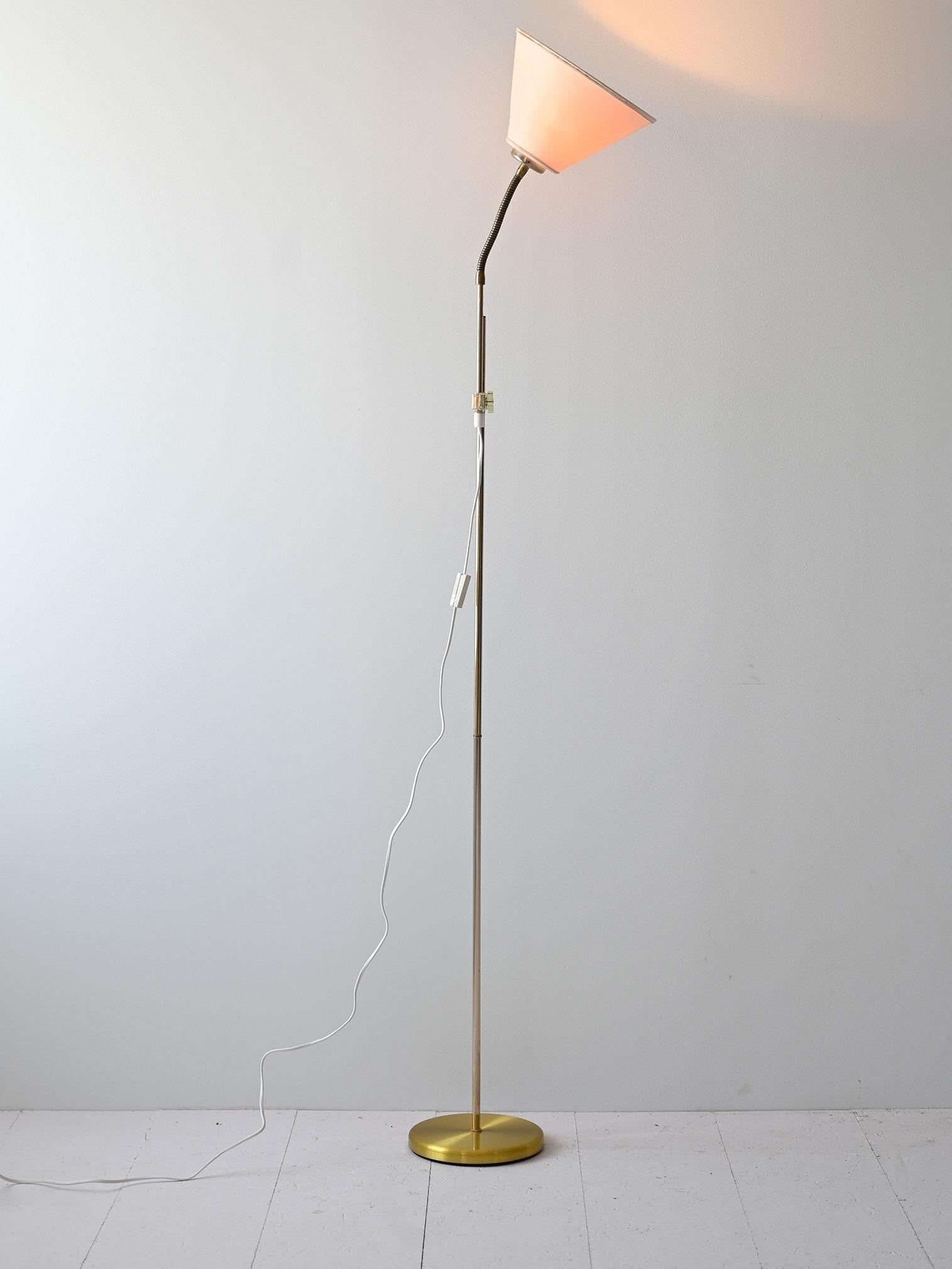 Questa lampada da terra vintage combina eleganza e funzionalità, grazie a un design regolabile in altezza e un aspetto sobrio. È ideale per chi desidera una luce d'accento con un tocco retrò.

La base rotonda e l'asta verticale sono realizzate in