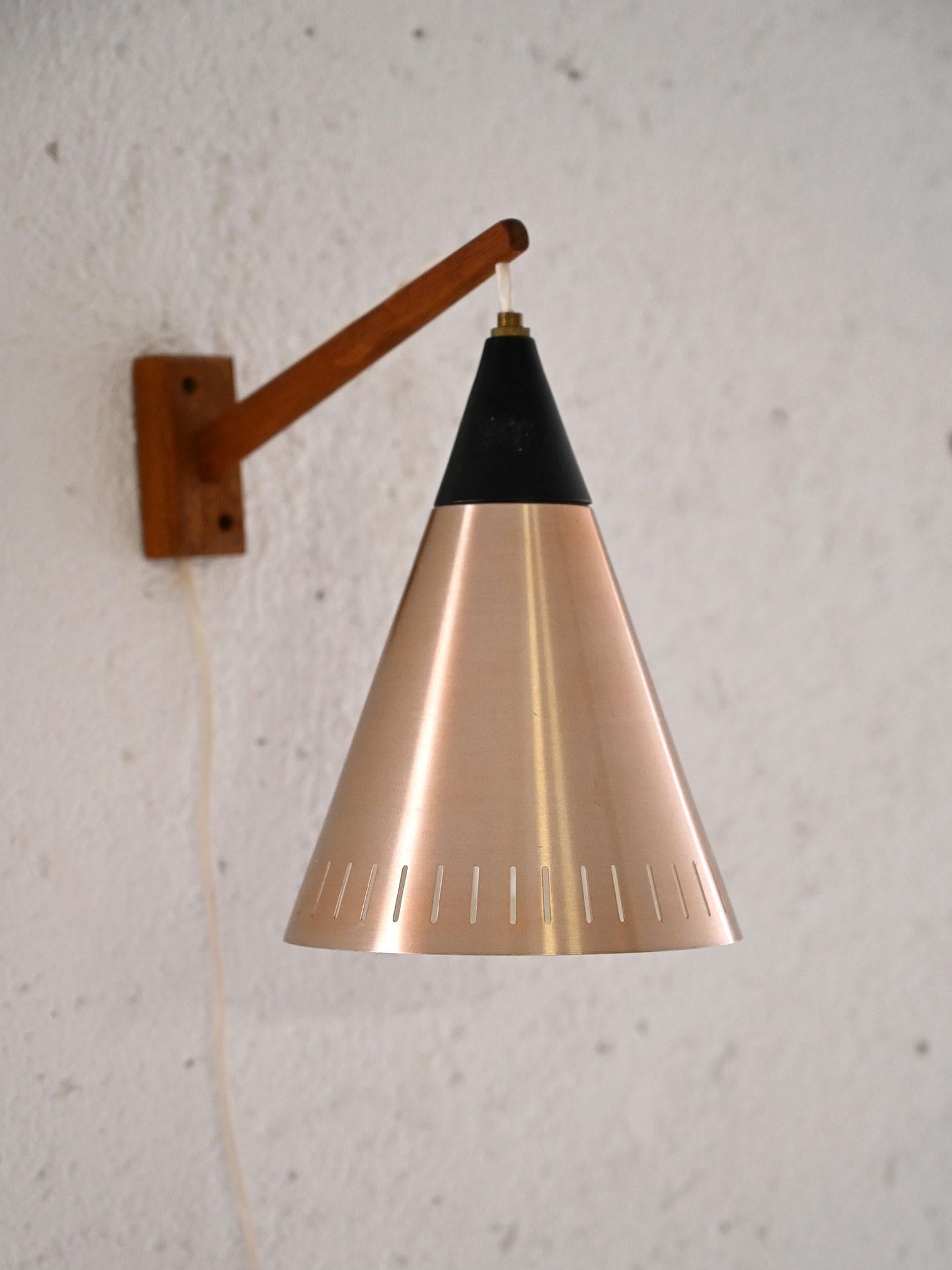Scandinavian lamp with teak arm In Good Condition For Sale In Brescia, IT