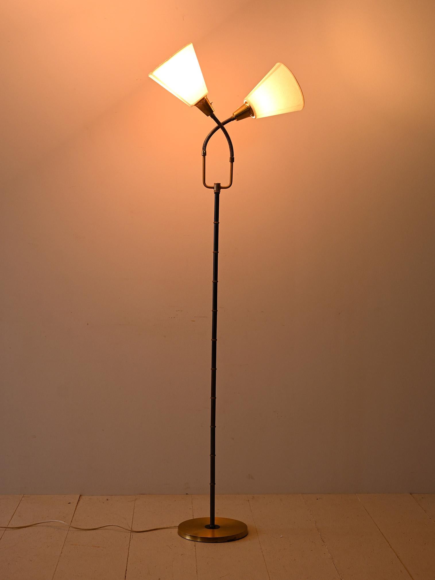 Cette lampe vintage se caractérise par un design minimaliste, inspiré du style scandinave. Le cadre en métal noir ajoute une touche de robustesse, tandis que la partie adjacente à l'abat-jour est flexible, ce qui permet un contrôle personnalisé de