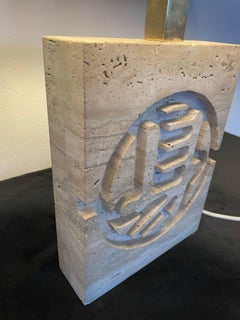 Lampada scultorea in travertino anni 70 brutalista