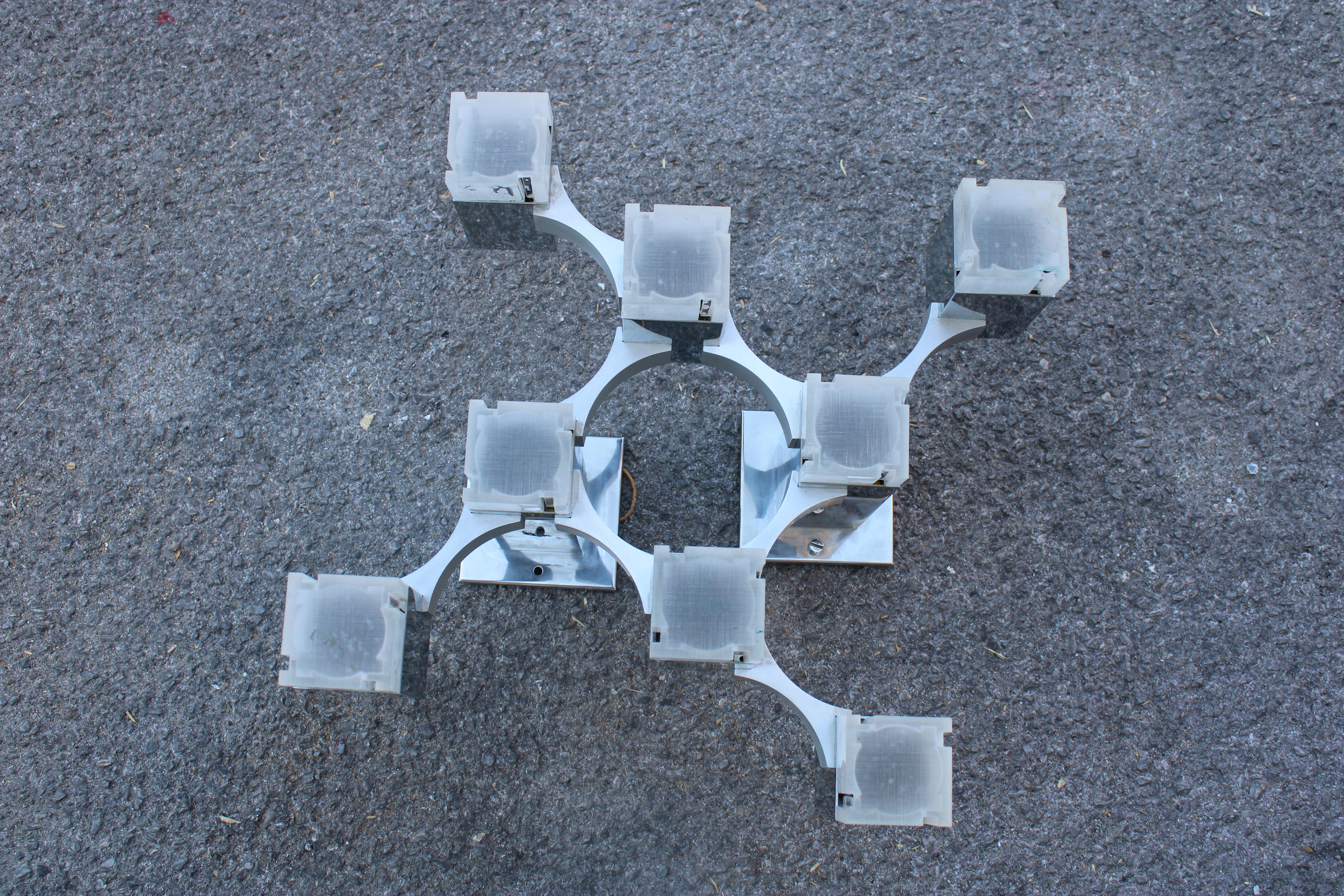 Italian Lampada scultura da Parete Sciolari Cubic 1970 In metallo cromato metacrilato in vendita