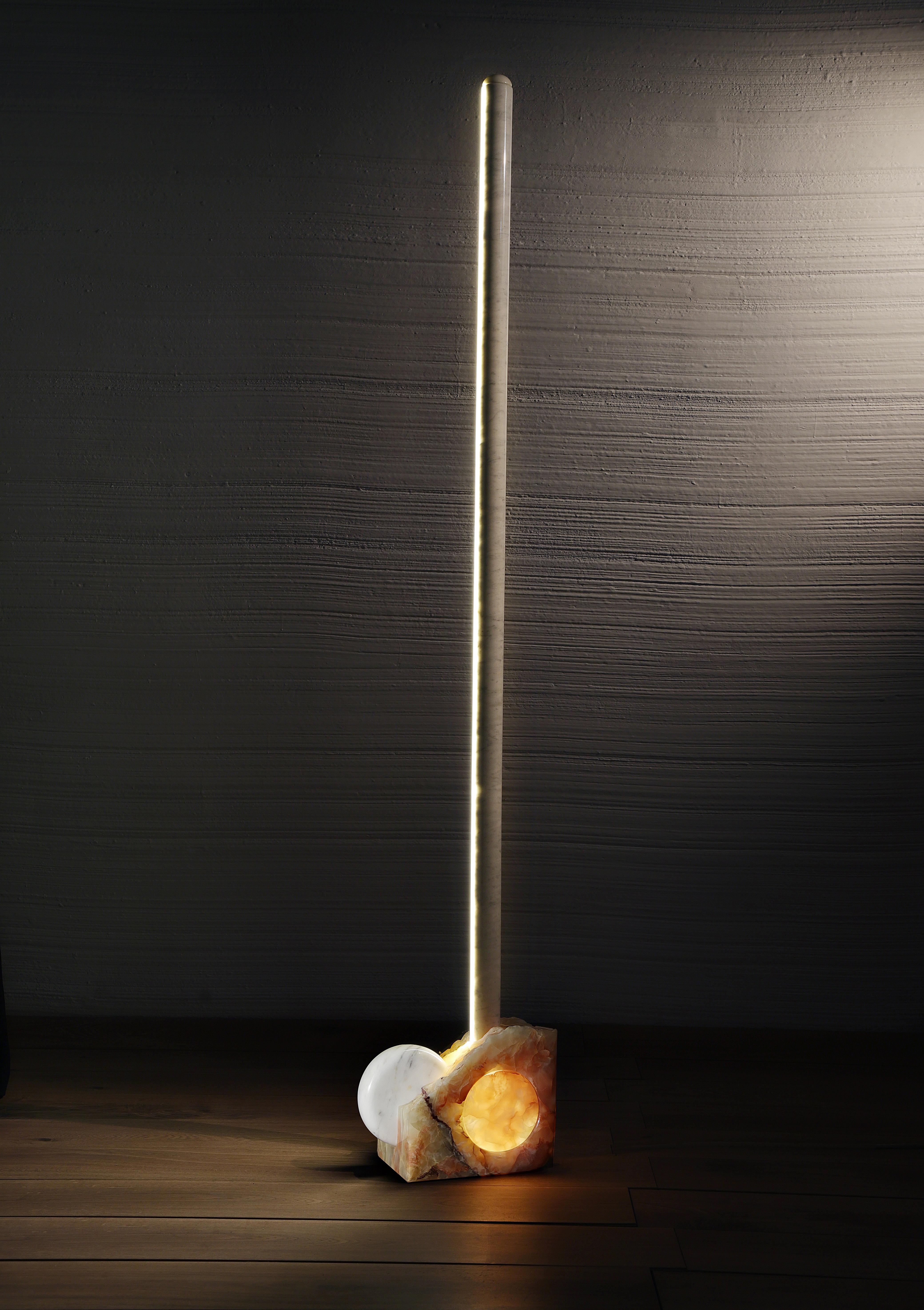 La lampe en terre Capolino stupéfie par la sensation de légèreté qu'elle procure, même si elle a été réalisée avec des matériaux coûteux et très précieux. Une statue lumineuse en marbre bianco Carrara filée sur une base en onice multicolore avec une
