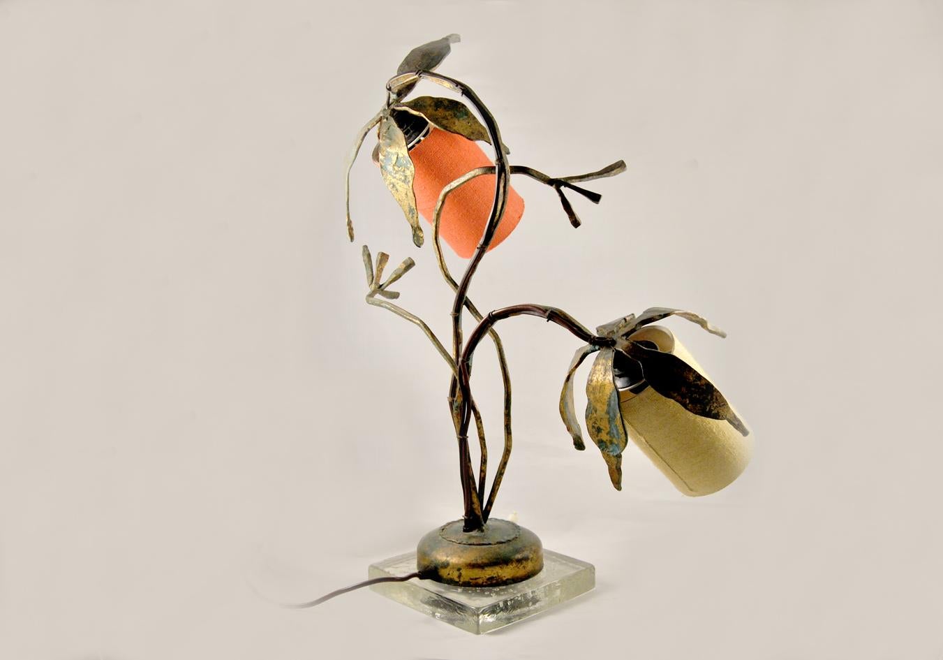 Lampe sculpture vintage en fer forgé de l'année  1950. 
Pièce unique en fer forgé doré et vieilli avec une base en verre transparent de 25 mm d'épaisseur.
La lampe est originale dans tous ses composants et entièrement fonctionnelle, belle comme un