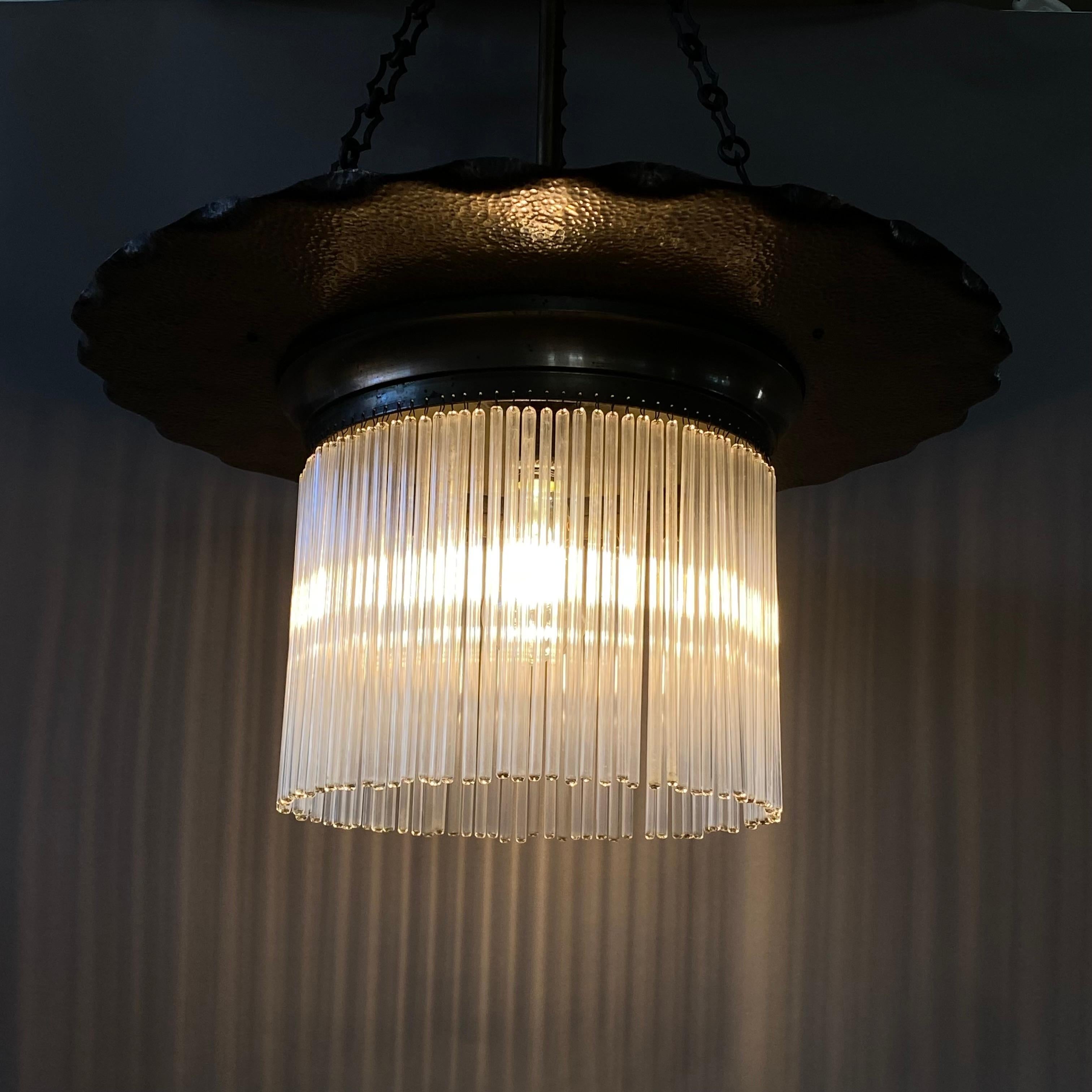 Martellato Lampada Secessionista in Ottone con Bacchette di Vetro, Austria, Inizio XX secol in vendita