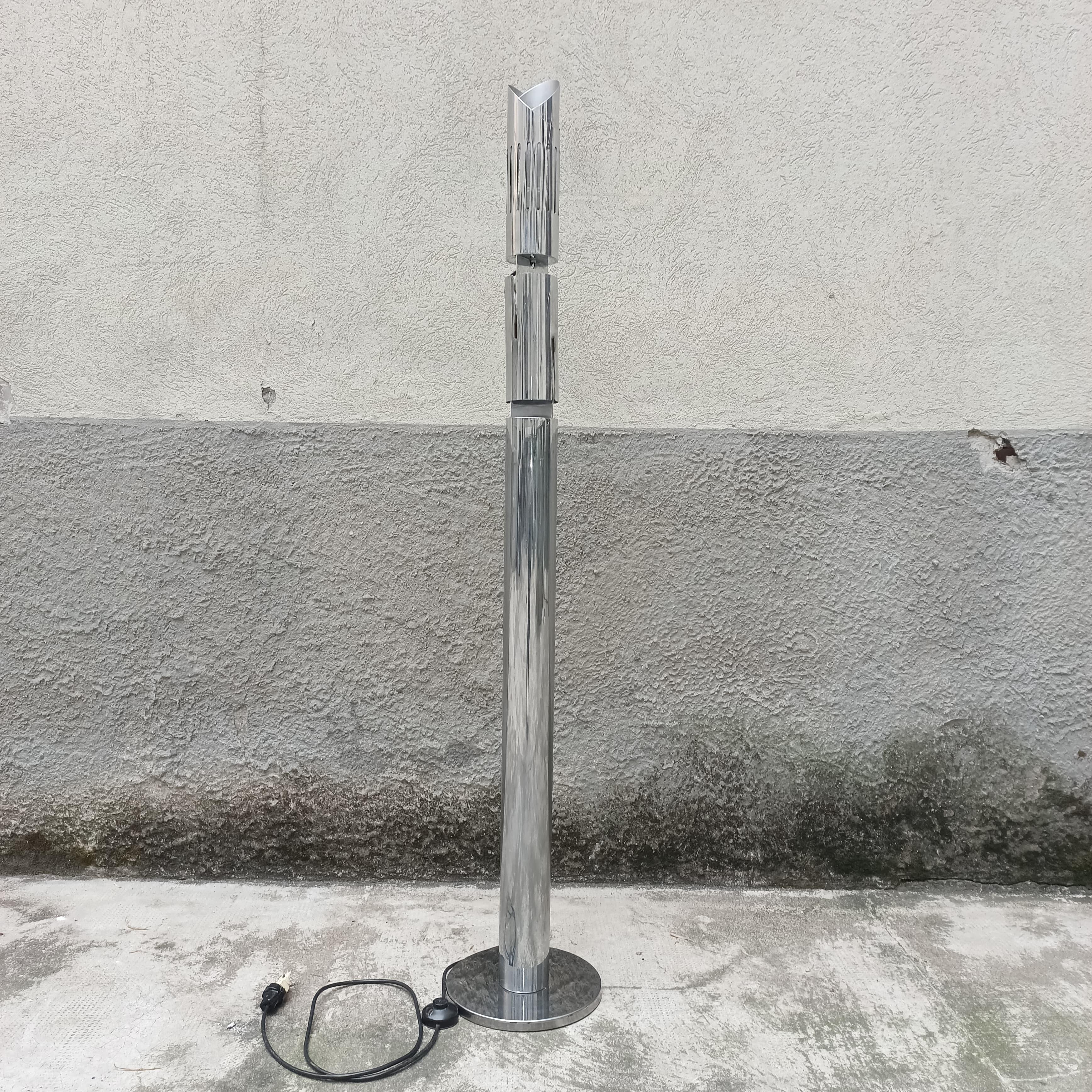 Cet extraordinaire lampadaire, conçu par Gabriele D'Ali et produit par Francesconi Brescia en 1965, est un parfait exemple du design italien des années 1960, alliant fonctionnalité et raffinement esthétique. Entièrement réalisée en acier chromé, la