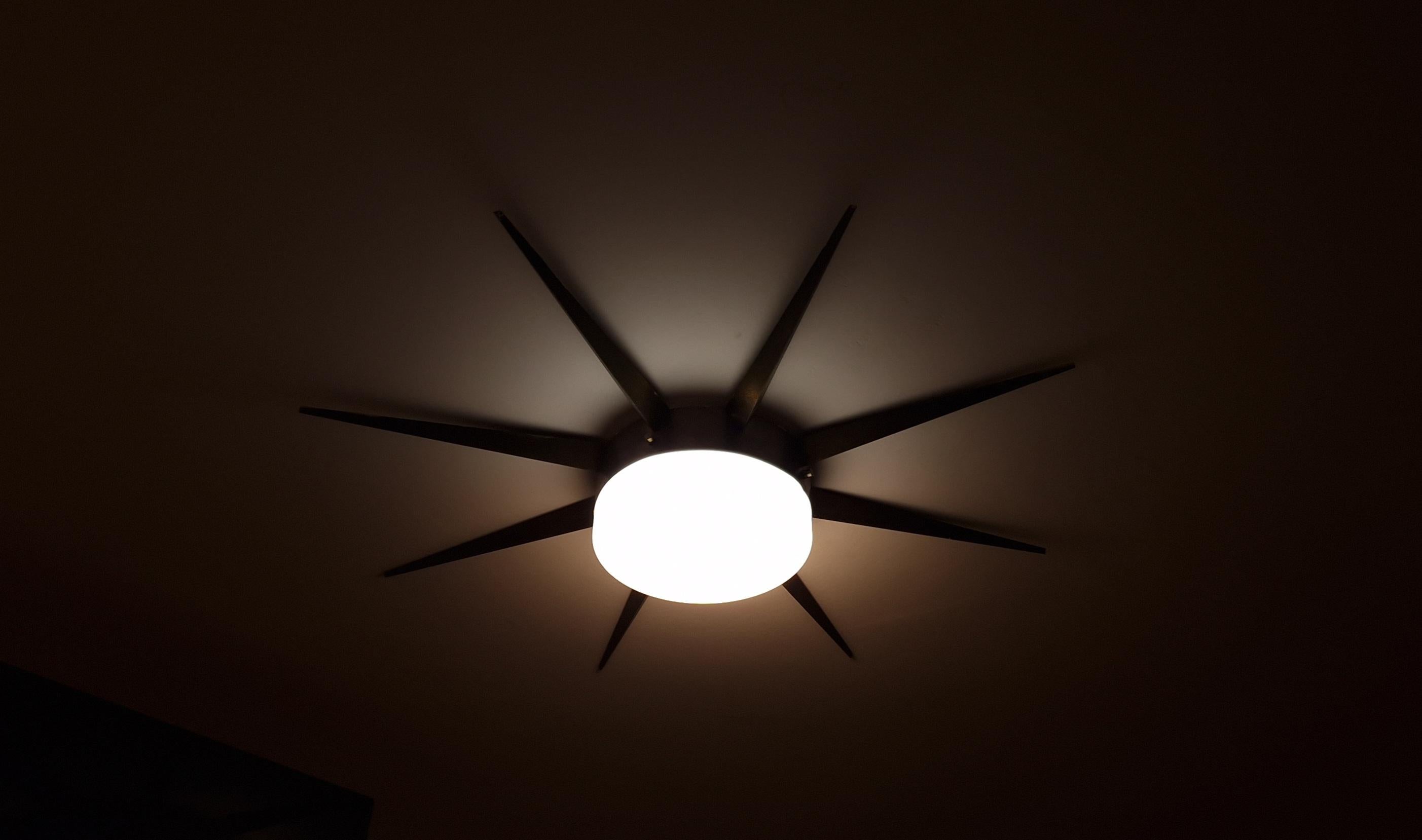 Lampada da parete o da soffitto realizzata nel 1959 da Arredoluce Monza su progetto di Giò Ponti. Furono commissionate circa 24 lampade di cui 6 Stelle a 5 Punte, Sei Sole Piccolo, Sei Sole Grande e 6 Stella a 8 Punte ESCLUSIVAMENTE per arredare le