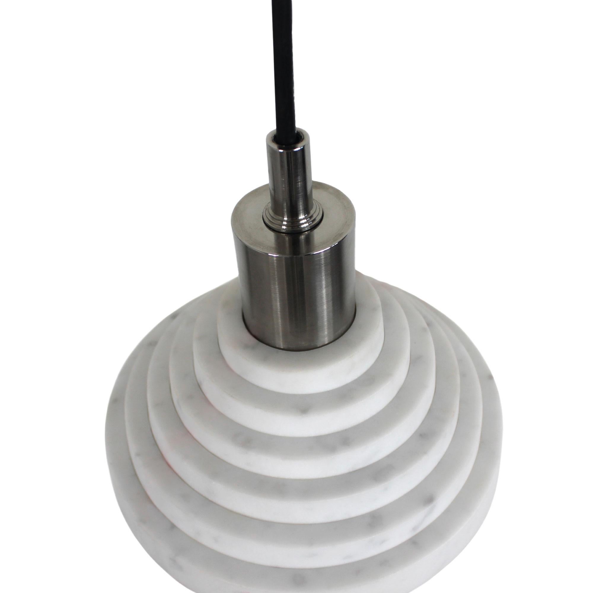 Lampada sospensione in marmo bianco Carrara e acciaio

Lampada a sospensione si distingue per il fatto che la sorgente luminosa è posizionata all'interno del rivestimento in marmo di Carrara. In questo modo, viene a crearsi uno splendido effetto di