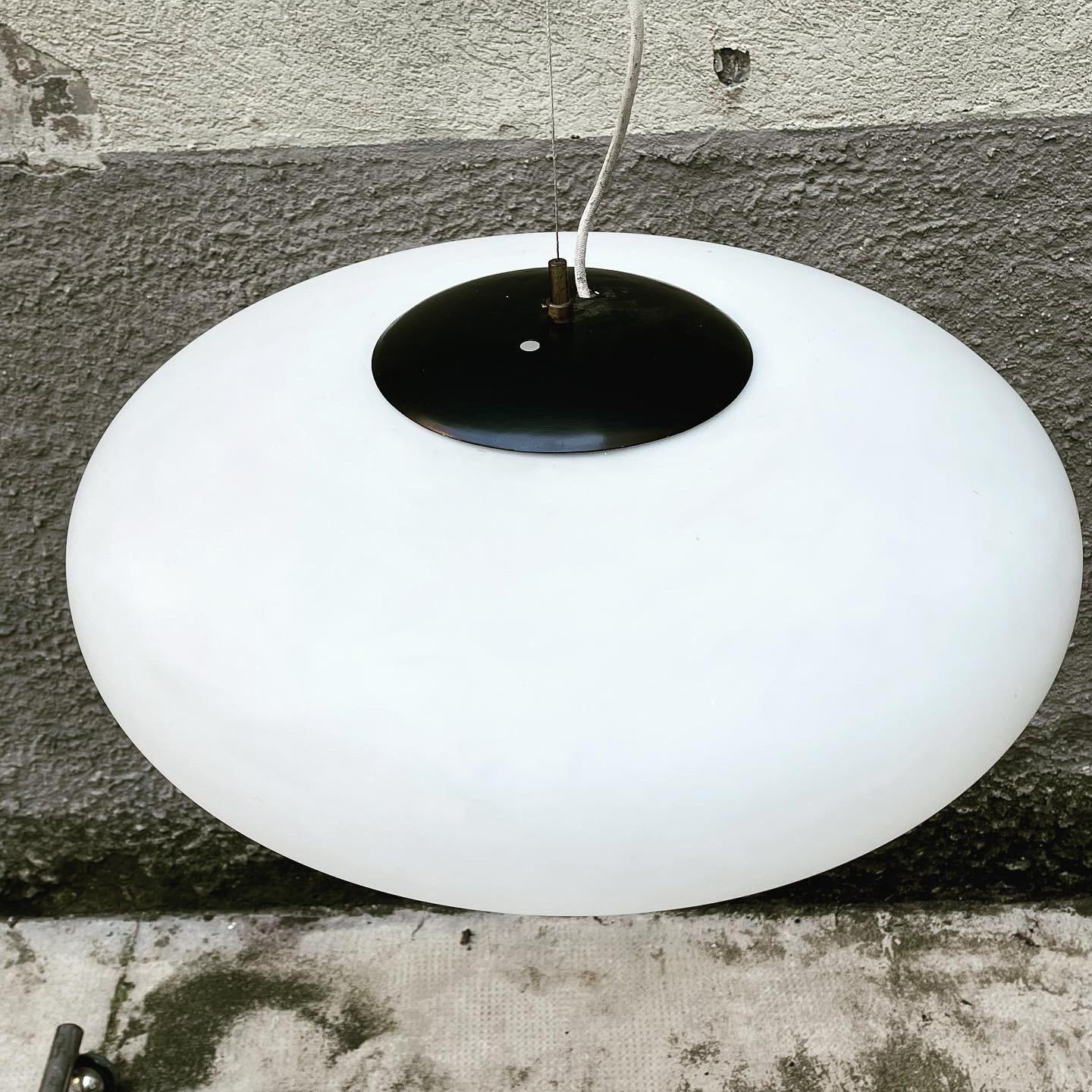 Satin Glass Suspension Lamp in the Style of Stilnovo - Italy 1950s In Good Condition For Sale In Milano, IT