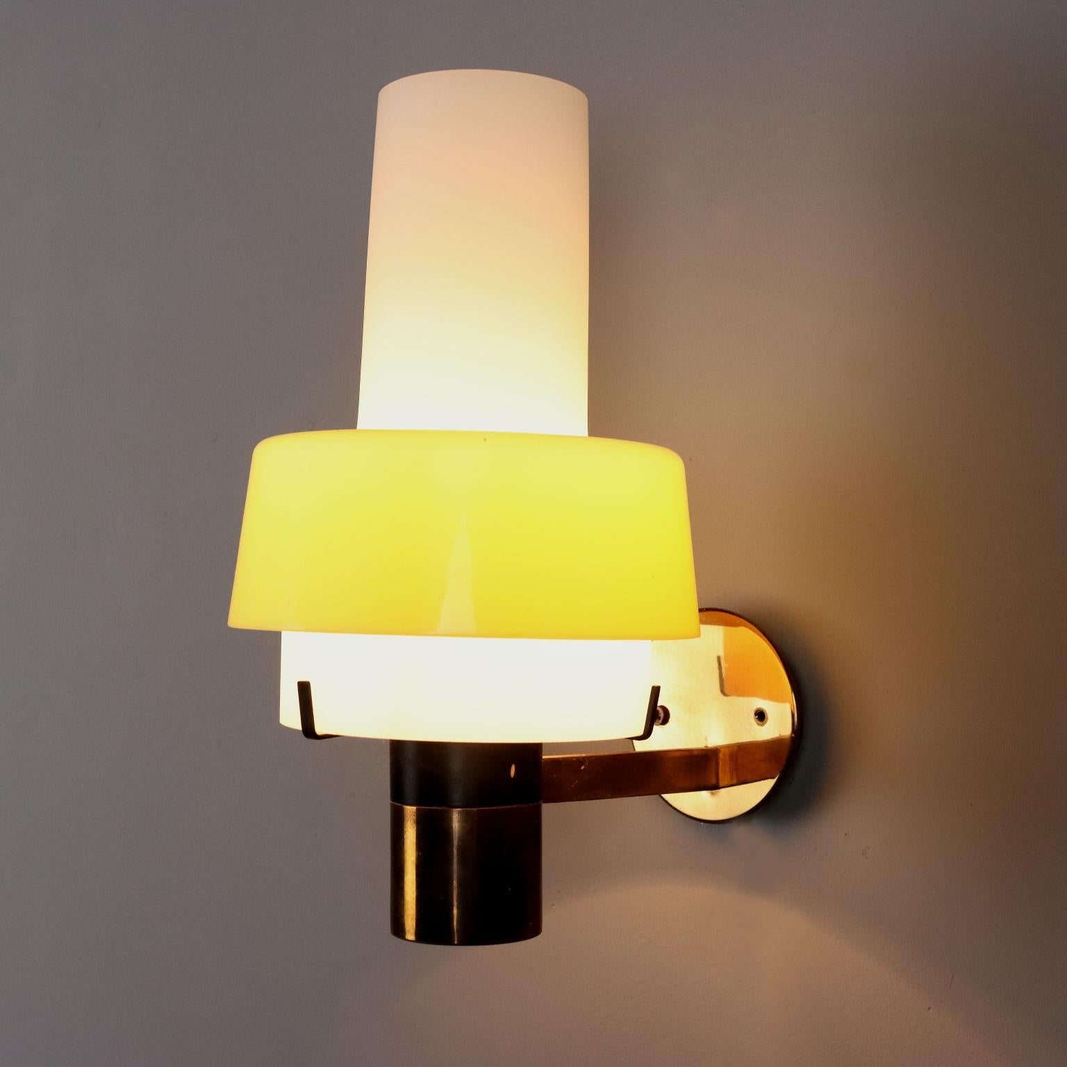 Aplique de latón, metal pintado, cristal opalino y esmerilado, metacrilato amarillo.