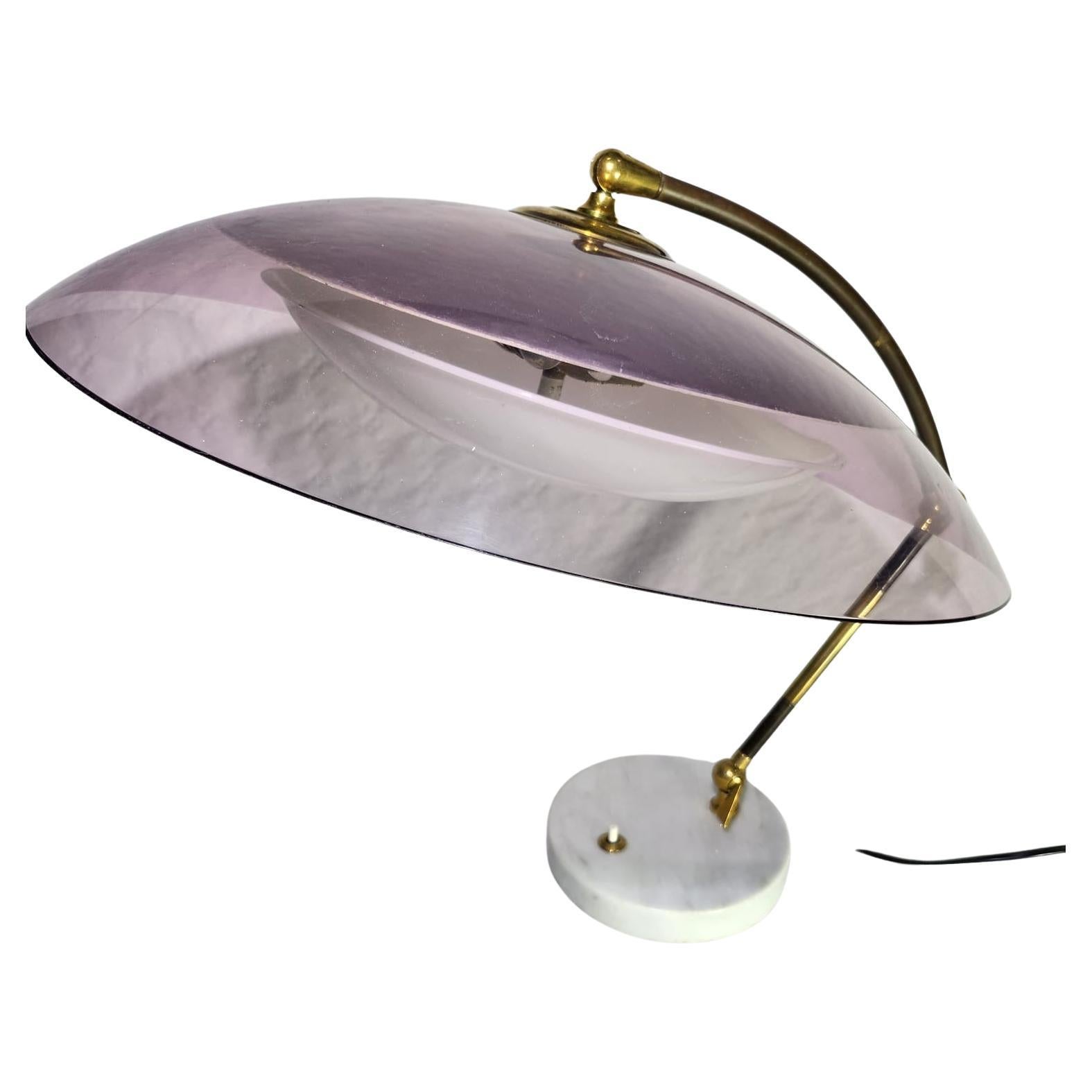 Preciosa lámpara de escritorio producida por Stilux Milano a principios de los años 60, latón pulido, casquillo de plexiglás morado, con 3 bombillas, sistema eléctrico nuevo.