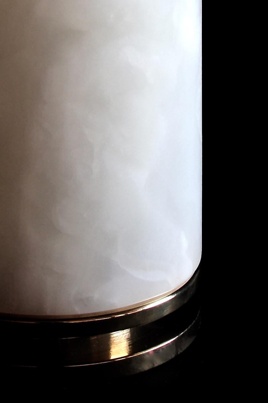 La lampe Superba est réalisée en onice bianco, un matériau précieux utilisé dès l'Antiquité. Si ritiene che il suo nome derivi dal greco 