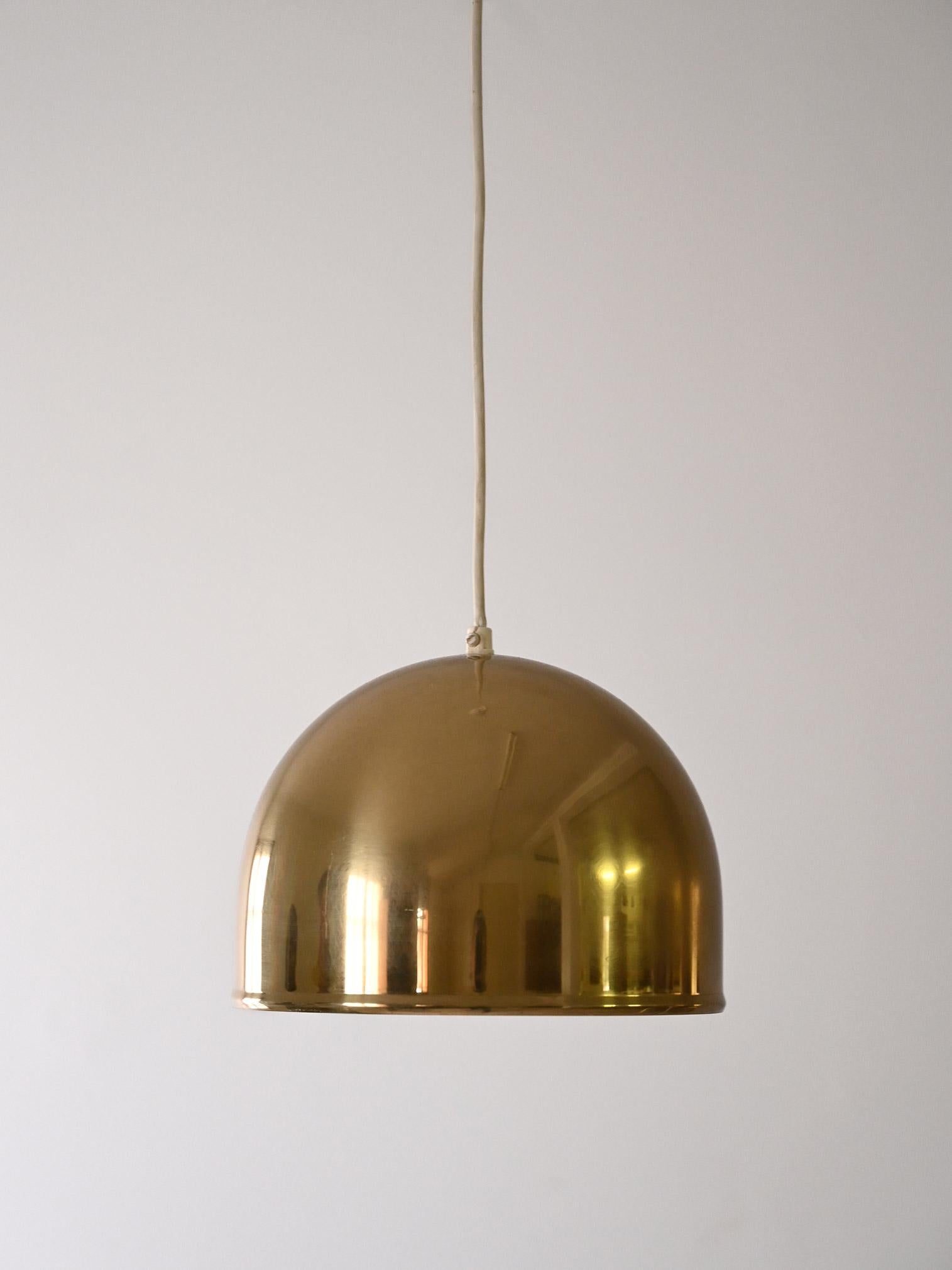 Lampada a sospensione degli anni '60, dal design a cupola.

Grazie alla sua forma è ideale come illuminazione sopra un tavolo da pranzo. 
Buone condizioni. Potrebbe presentare dei segni del tempo. Per piacere presta attenzione alle fotografie.

AD615