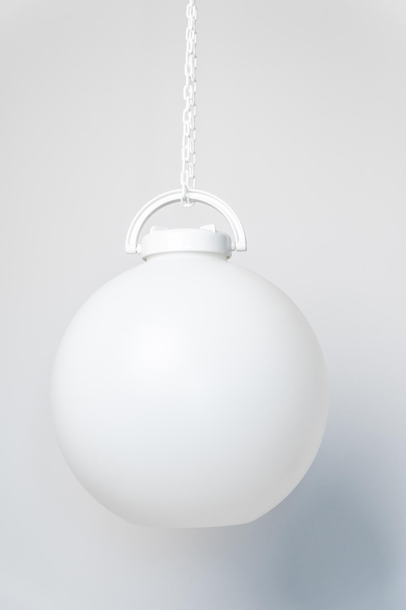 Lámpara Tama Space Age vintage de Isao Hosoe para Valenti Luce, Made in Italy, Año 1975. 
Extraordinaria lámpara portátil diseñada por Isao Hosoe para Valenti Milano en la década de 1970. El rasgo característico de esta lámpara de bola es el