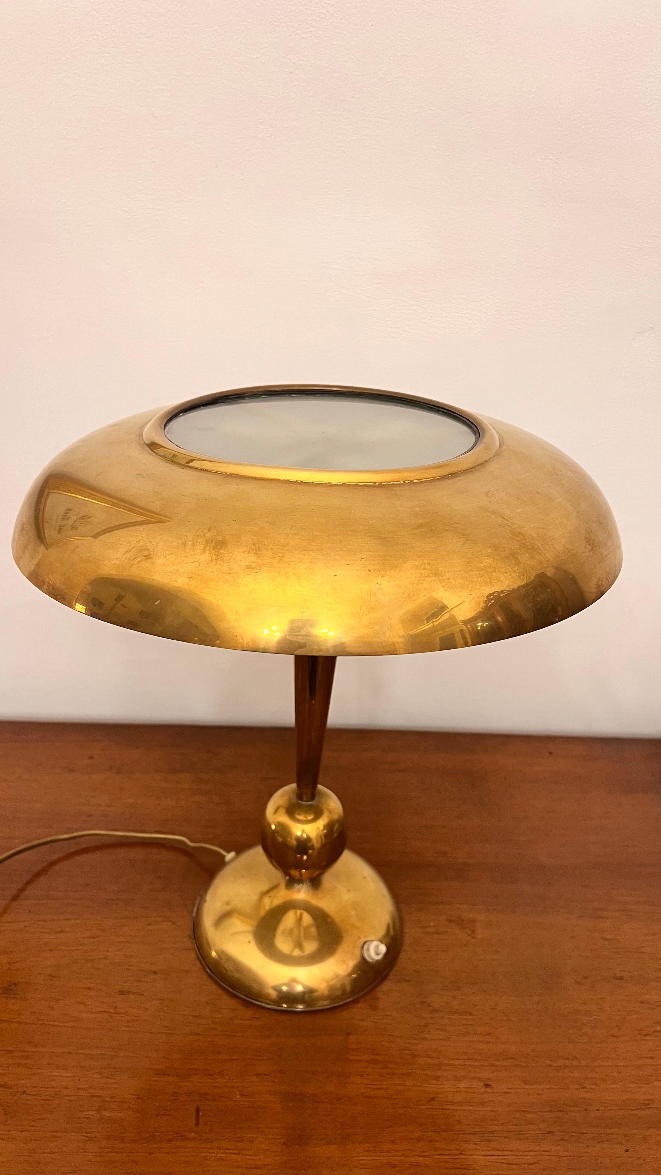 Bonito escritorio  todo de latón patinado, con pantalla de cristal para crear un elegante efecto luminoso. 
Nueva instalación eléctrica con tres bombillas E14
