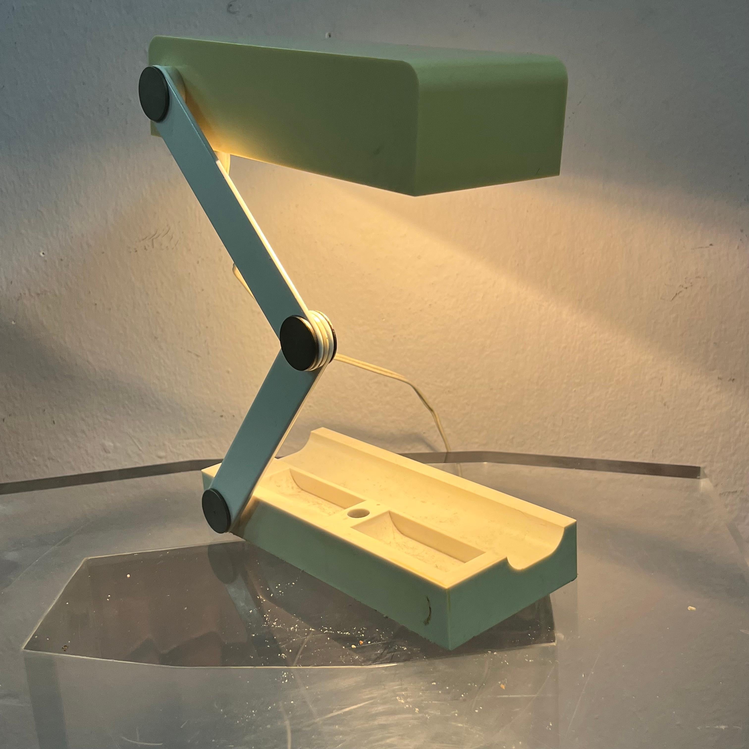 Diese ausziehbare Lampe ist eine ikonische Kreation des Designers Giotto Stoppino und wird von der bekannten italienischen Firma Candle hergestellt. Das Design der Leuchte zeichnet sich durch seine minimalistische und funktionale Struktur aus, die