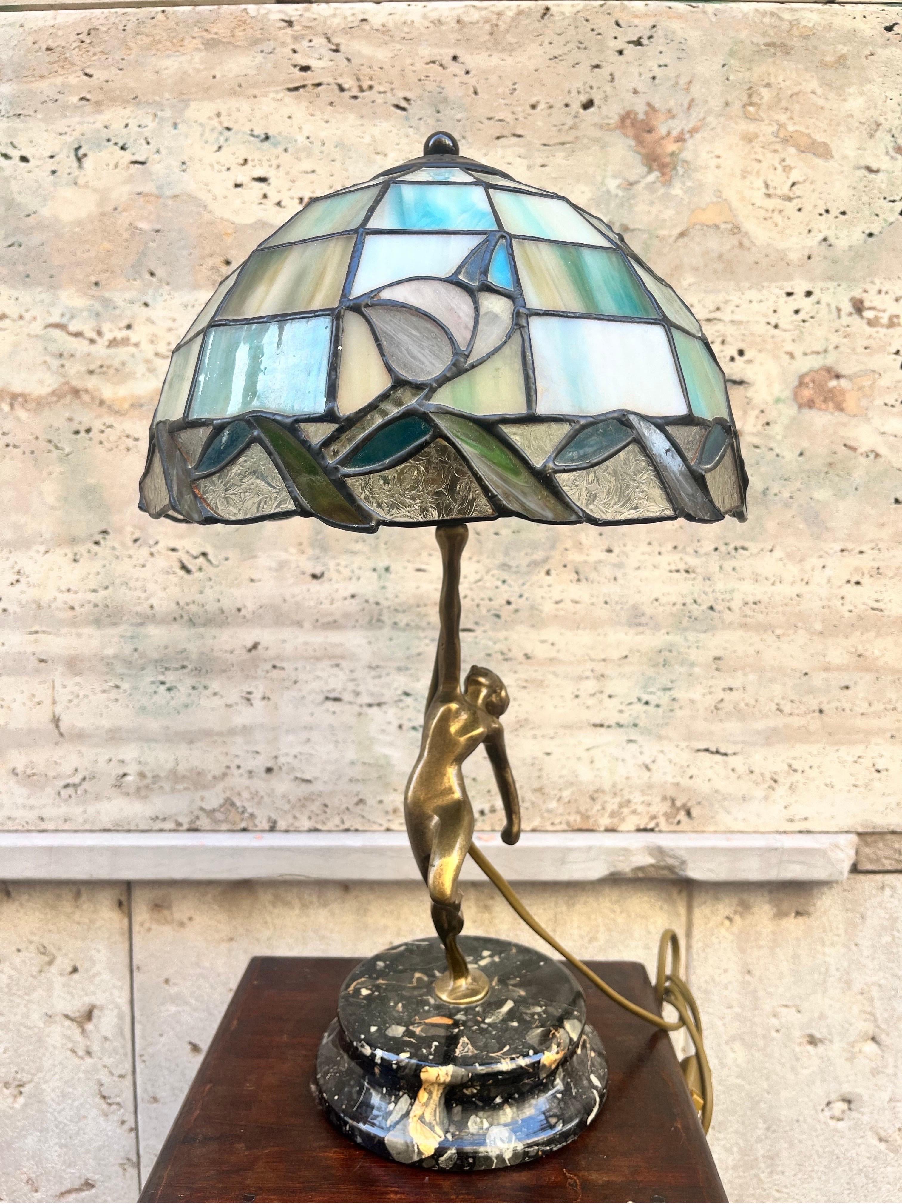Lampada Tiffany Ottone, Madreperla e Marmo anni '50

Misure cm 45 x cm 13 di base 

Luce unica attacco grande 

Integra e in buono stato di conservazione 
