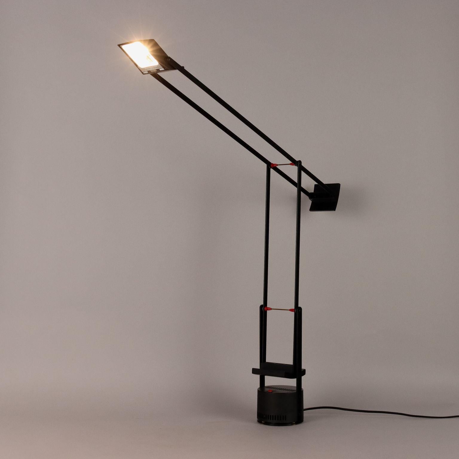 Table lamp with swiveling head and arms balanced by counterweights. Made of aluminum and enameled metal, designed by Richard Sapper for Artemide. 