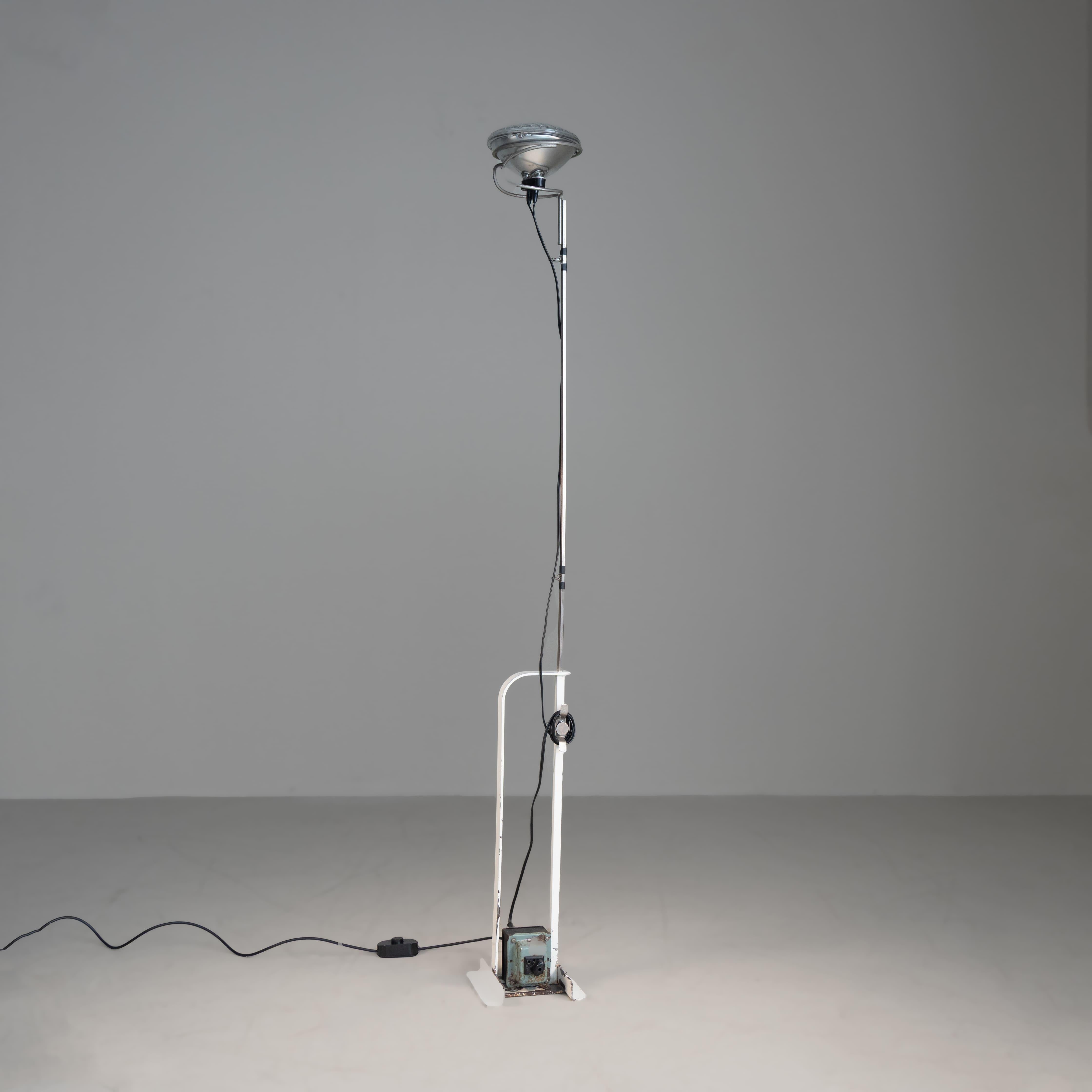 Lampadaire Toio, Achille et Pier Giacomo Castiglioni, Flos, 1962. Icône du design industriel, la lampe Toio a été conçue par les frères Castiglioni en 1962 pour Flos. Doté d'une structure minimaliste inspirée de l'automobile, il utilise un phare de