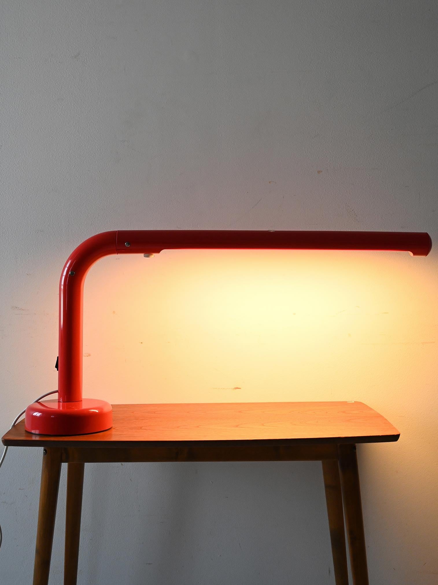 Swedish 1960s table lamp with curved tube frame made of painted metal, design by Anders Pehrson.

Designed by Anders Pehrson in 1968 for Ateljé Lyktan, Tuben is a painted metal table lamp with a distinctive curved tube silhouette. The simple,