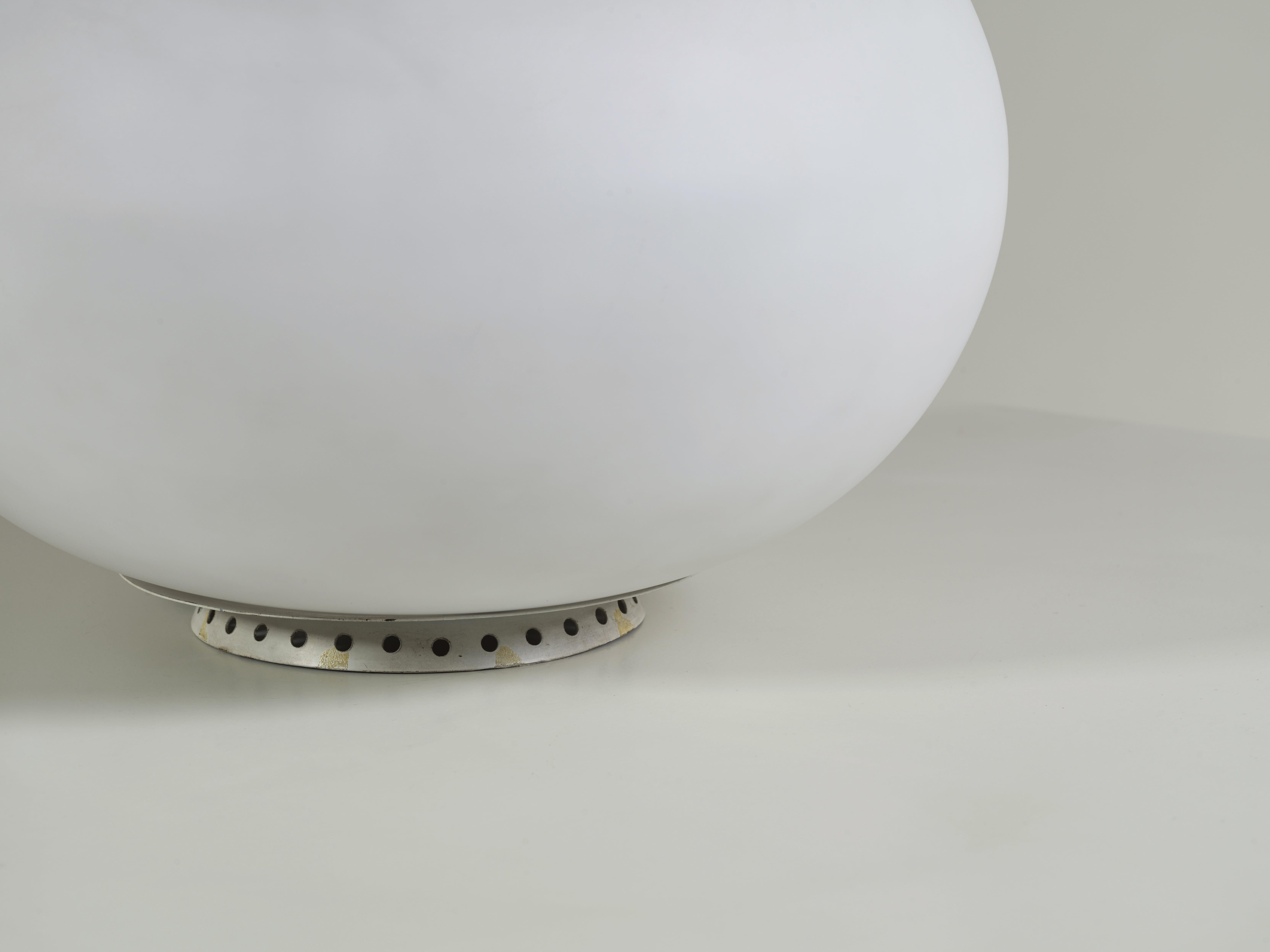 Italian Lampada/vaso da tavolo in vetro opalino Max Ingrand per Fontana Arte Italia 1956 in vendita