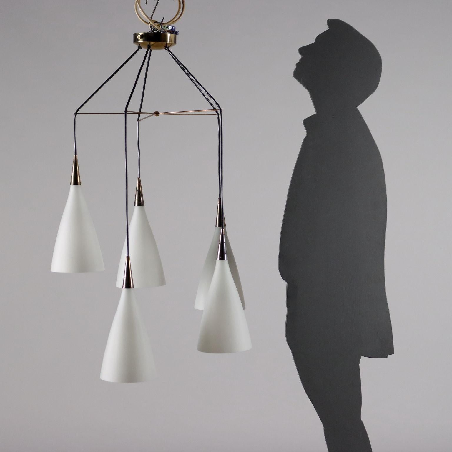 Mid-Century moderno Lampada Vintage a Soffitto Anni 60 Ottone Vetro Opalino in vendita