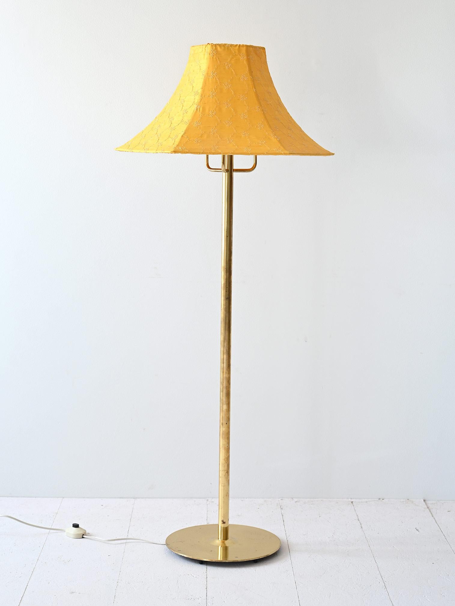 Scandinave moderne Lampe vintage avec abat-jour jaune en vente