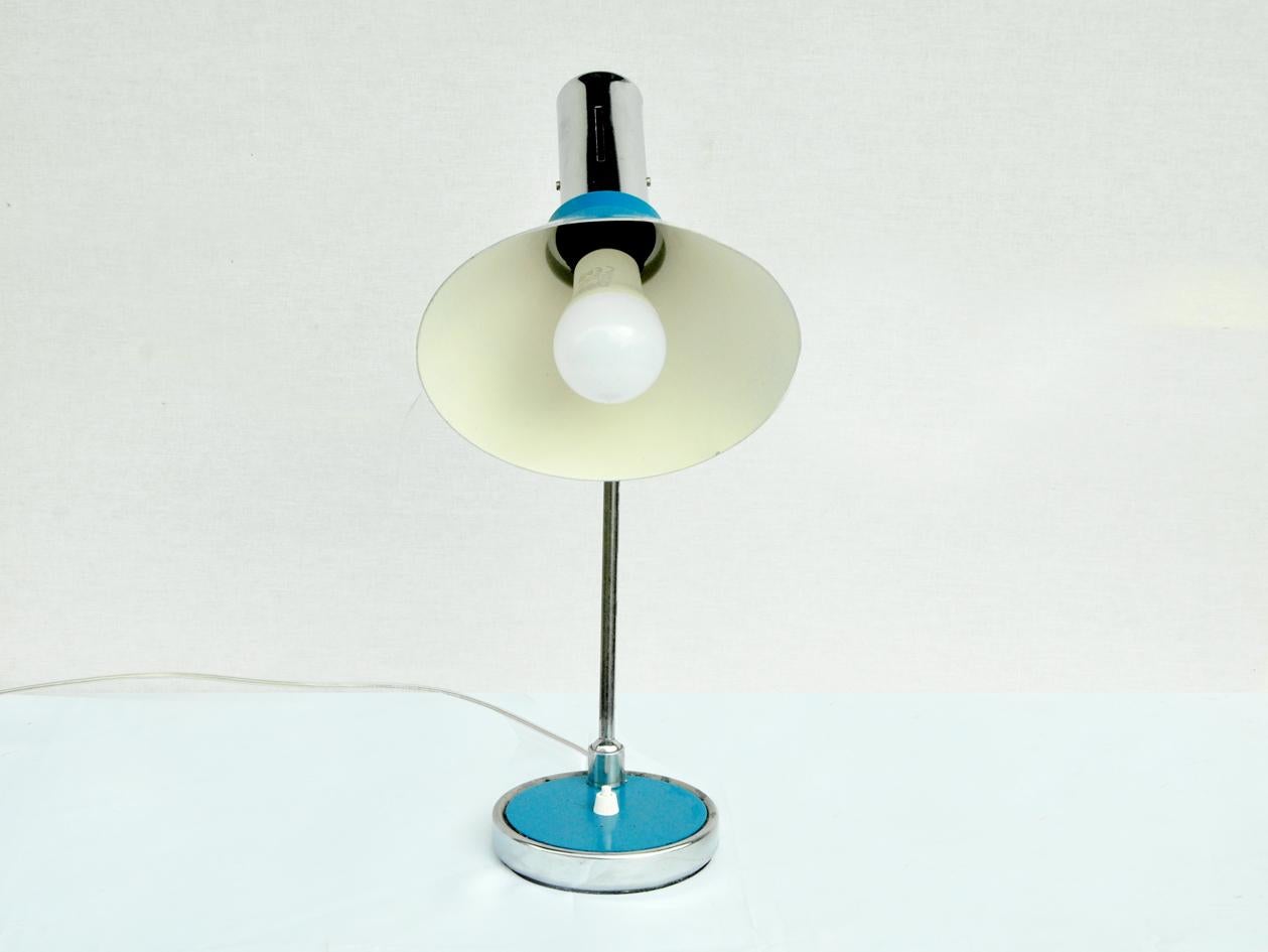 Diese Lampe, die in Italien in der zweiten Hälfte des letzten Jahrhunderts hergestellt wurde, besteht aus verchromtem und vernickeltem Metall und ist mit einem Knopf regolabile  nell' asta e uno alla base. Restaurata,  è perfettamente funzionante,